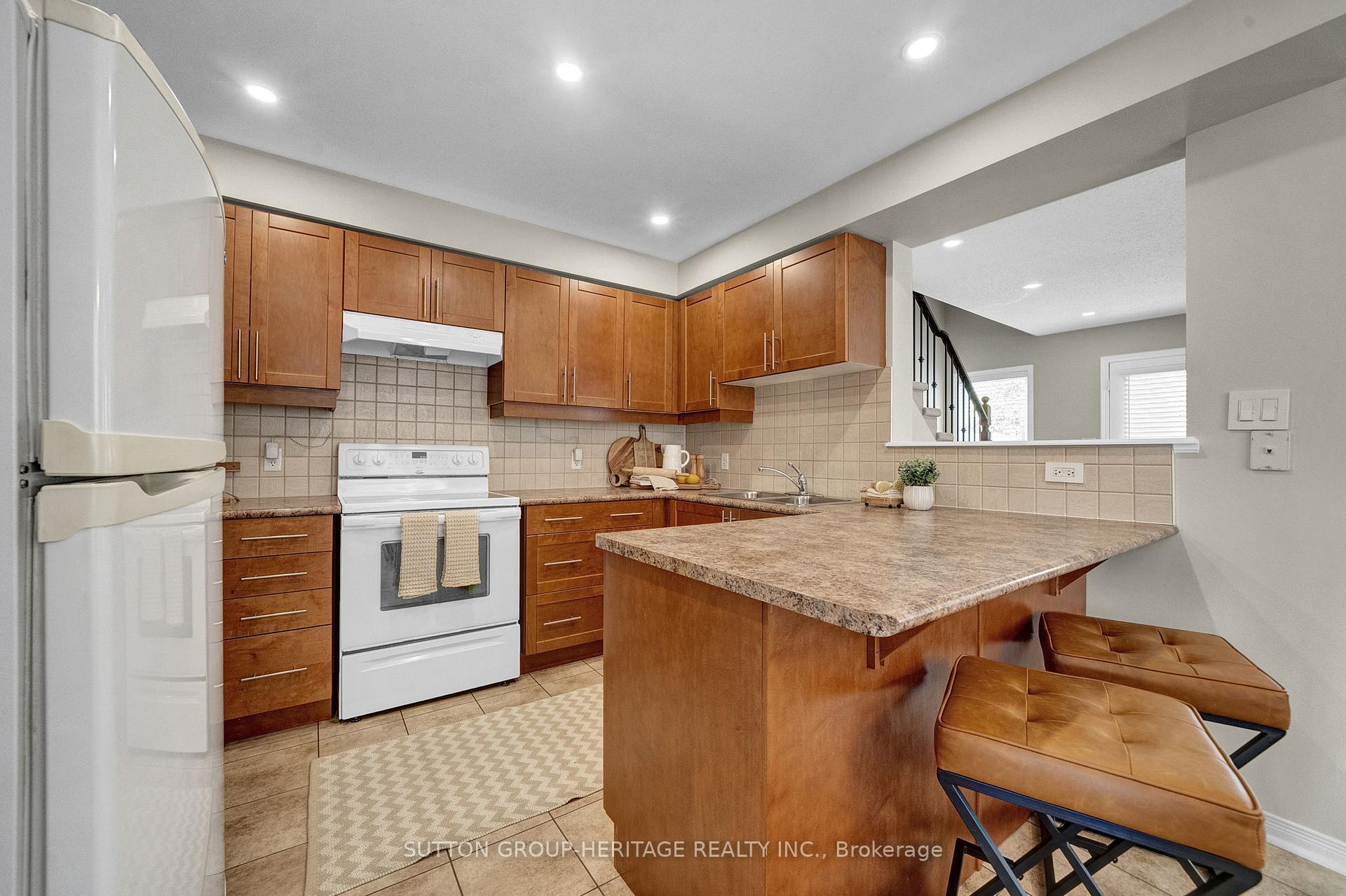 Photo 5 of Unit 38, 460 Woodmount Drive, Oshawa, Samac — HOMEH
