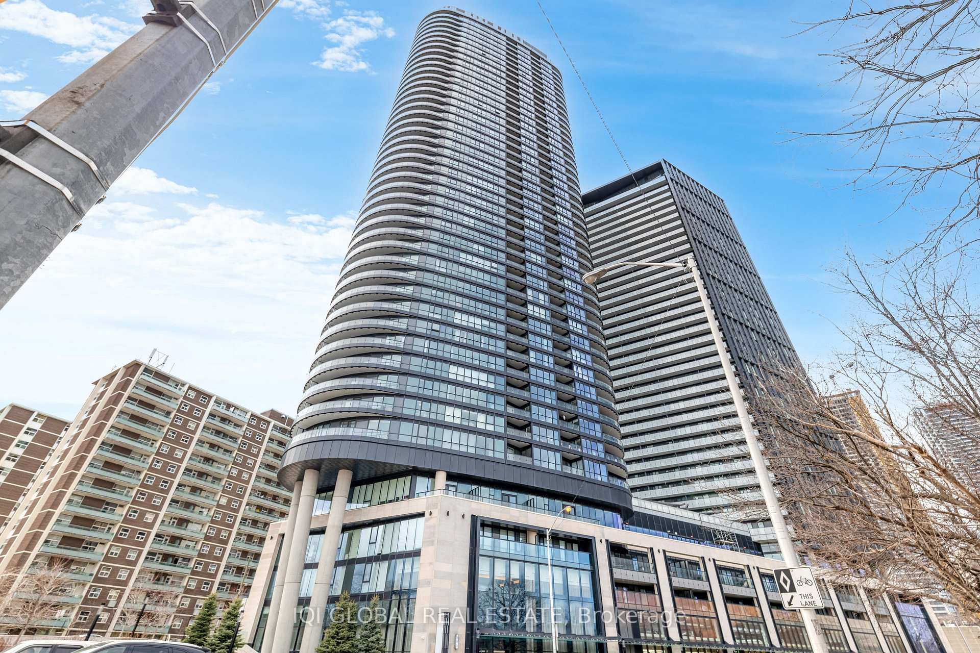Front of Unit 922, 585 Bloor Street E