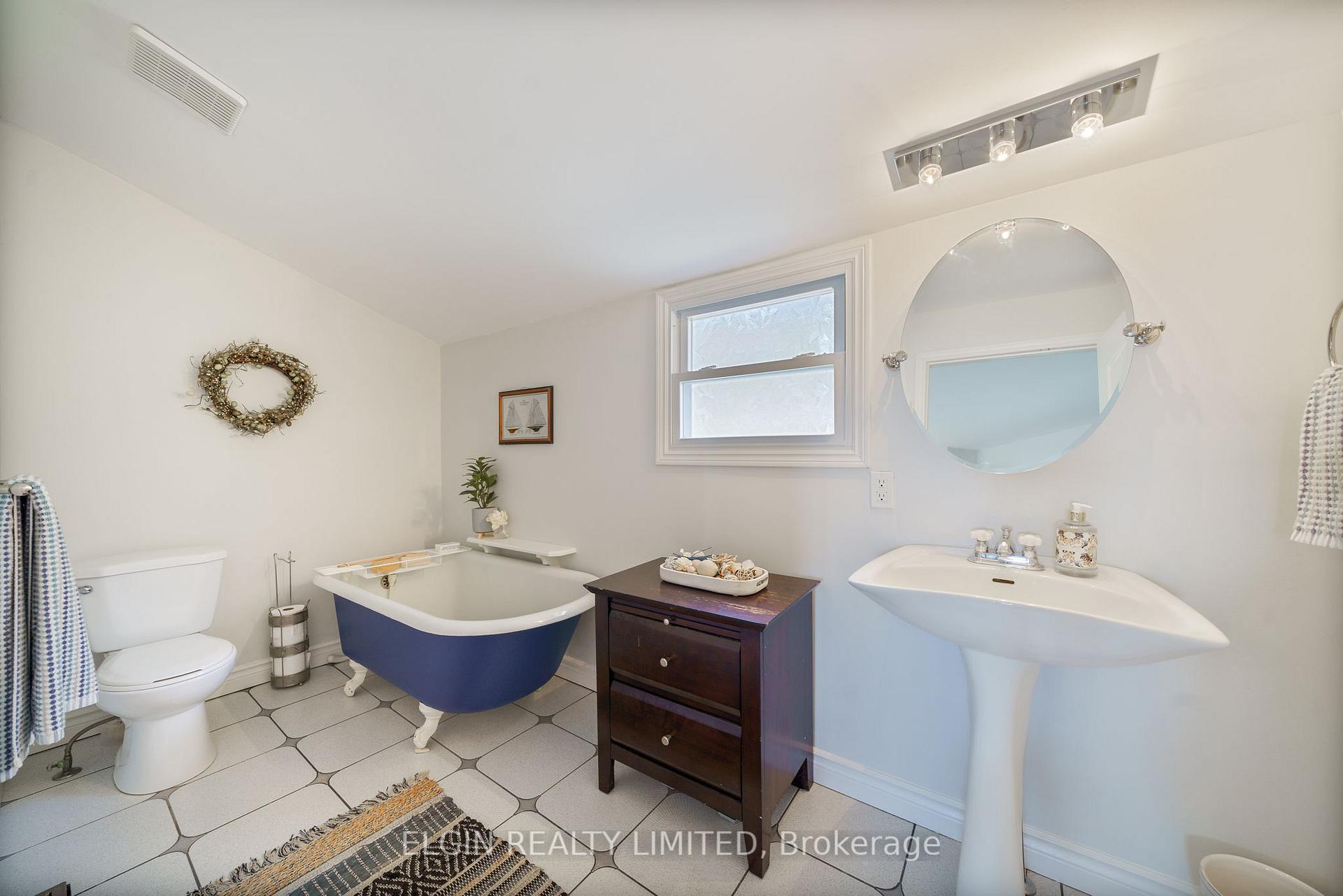 Photo 19 of 547 West Edith Cavell Boulevard, Central Elgin, Rural Central Elgin — HOMEH