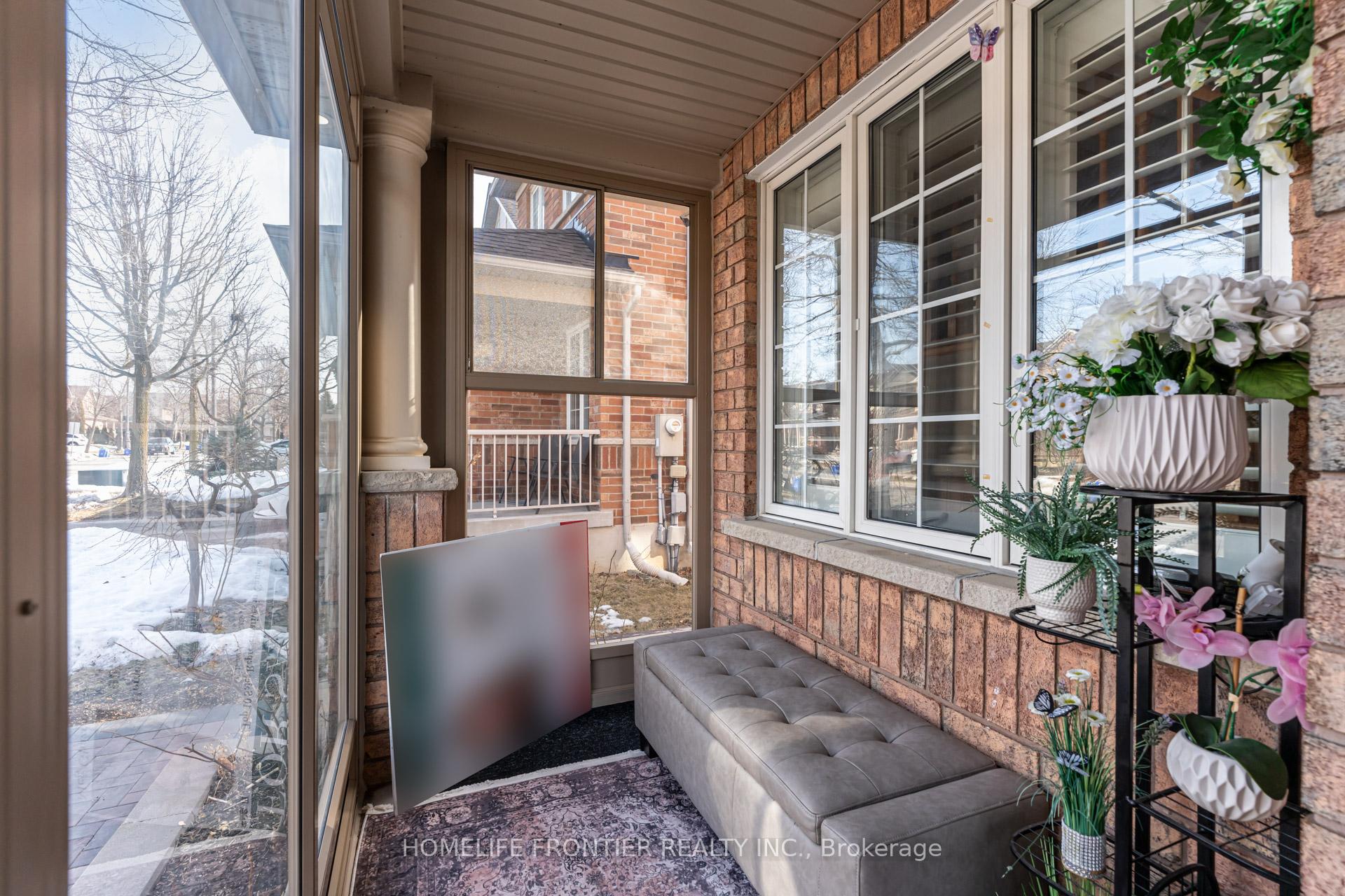 Photo 3 of 70 Starr Crescent, Aurora, Bayview Northeast — HOMEH