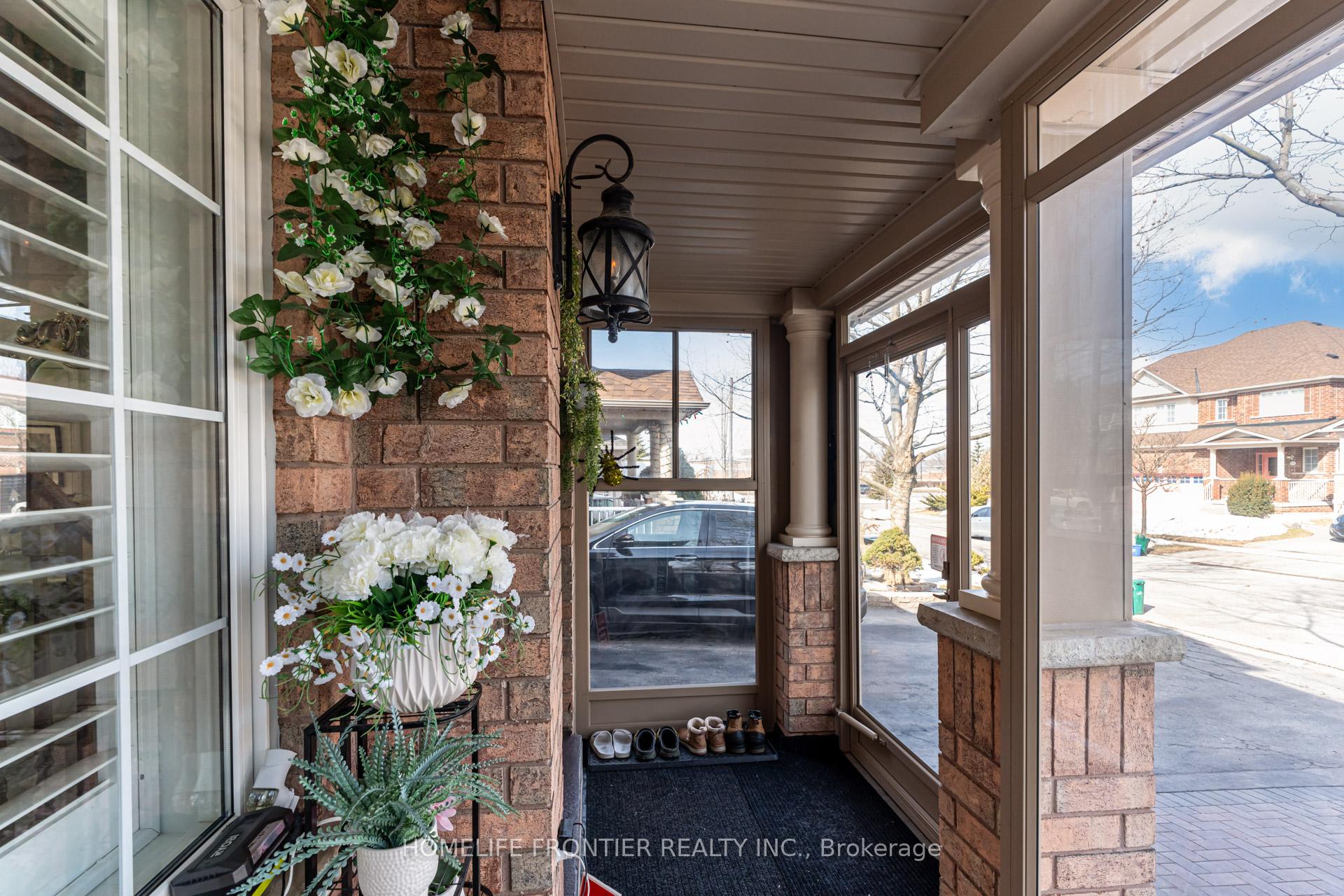 Photo 4 of 70 Starr Crescent, Aurora, Bayview Northeast — HOMEH
