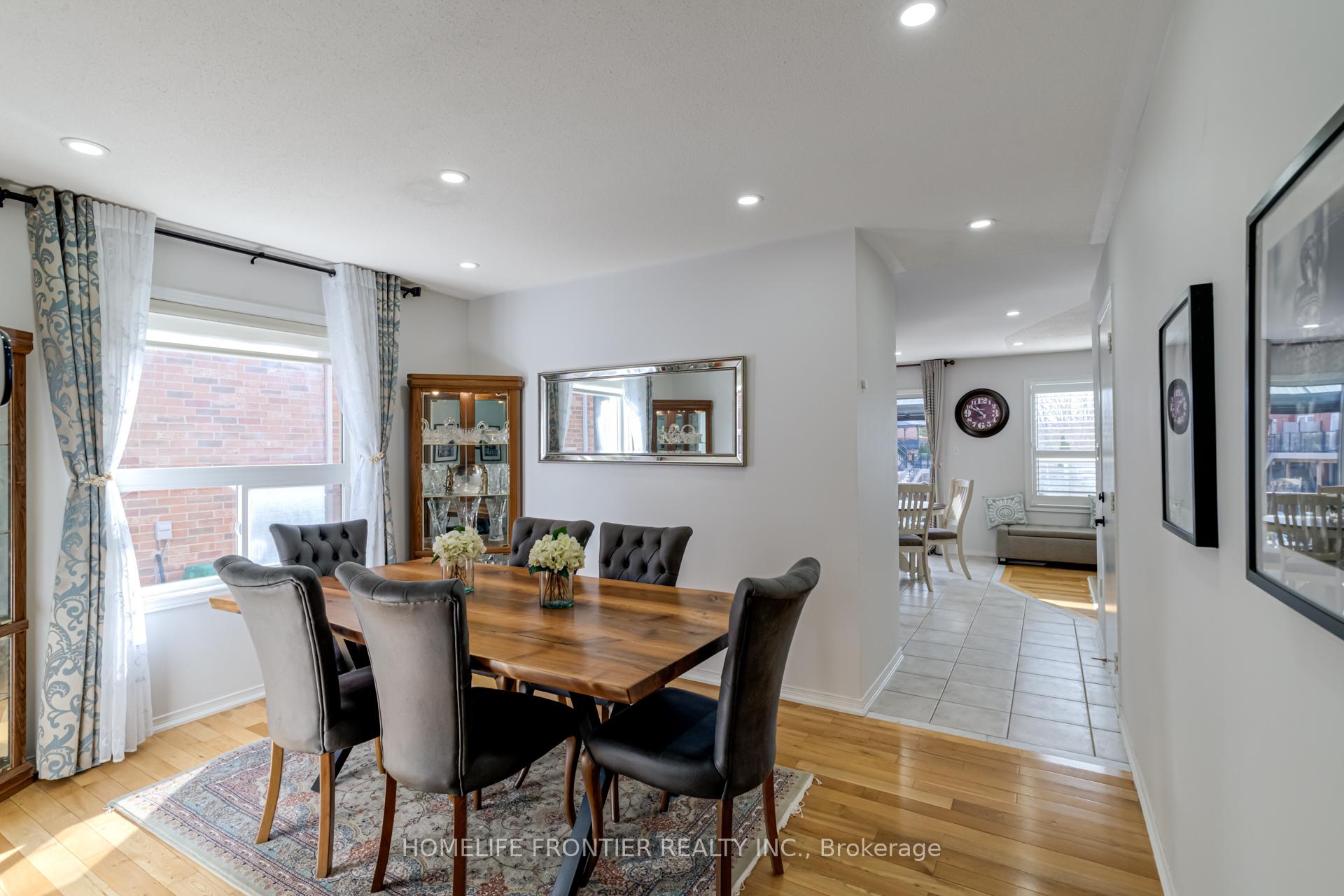 Photo 7 of 70 Starr Crescent, Aurora, Bayview Northeast — HOMEH