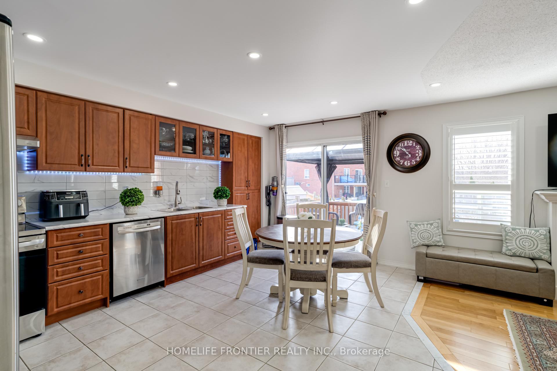 Photo 8 of 70 Starr Crescent, Aurora, Bayview Northeast — HOMEH