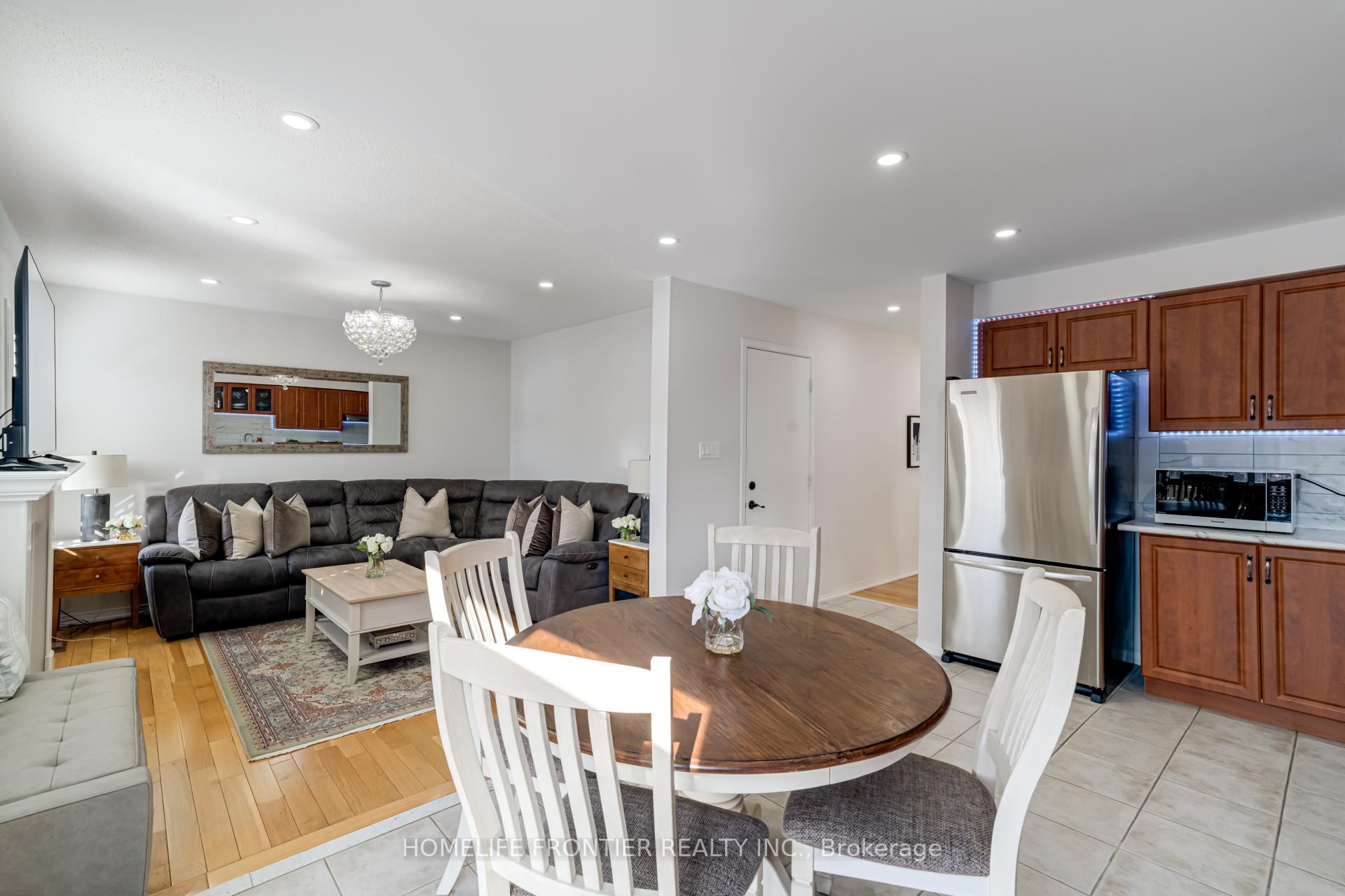 Photo 9 of 70 Starr Crescent, Aurora, Bayview Northeast — HOMEH