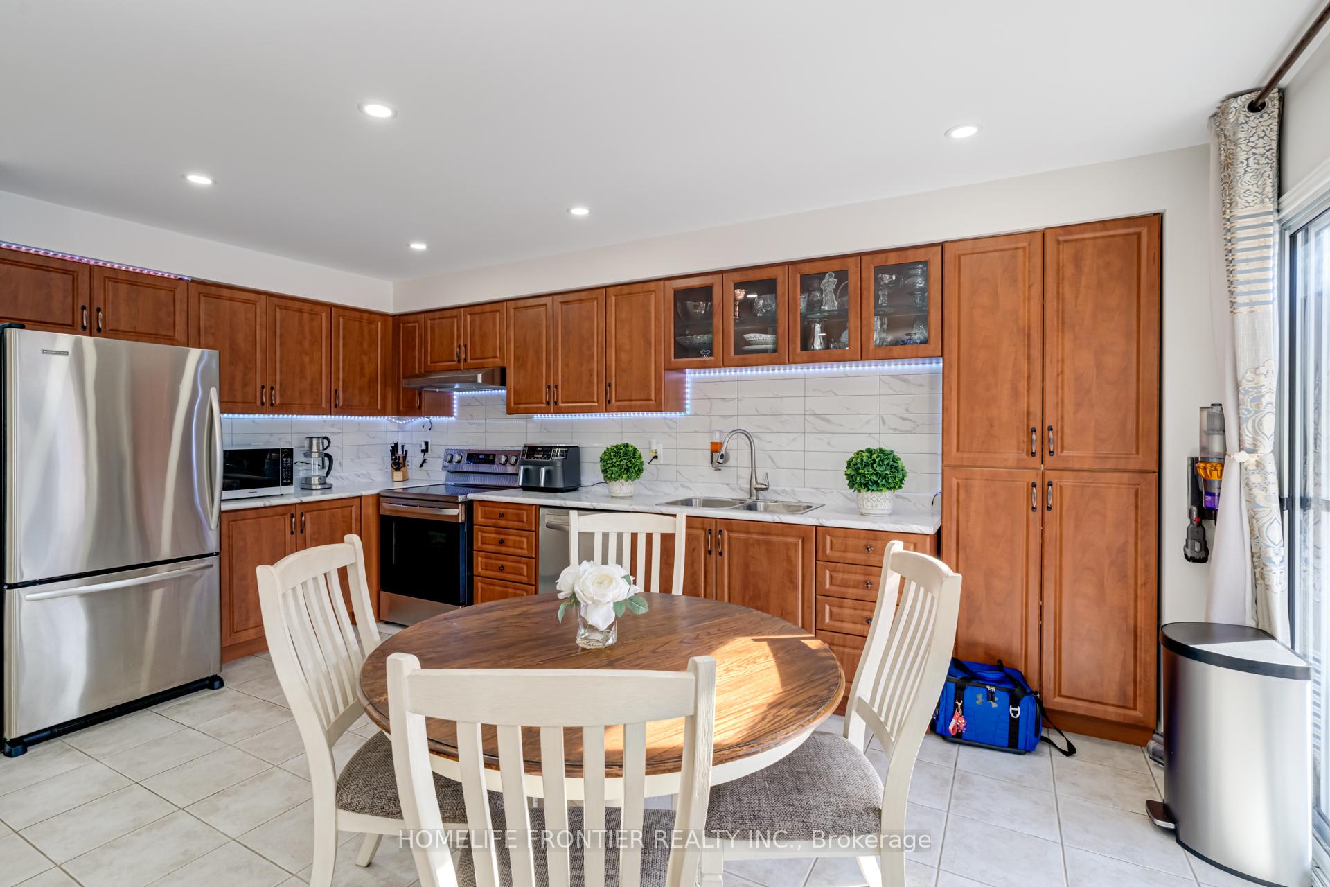 Photo 10 of 70 Starr Crescent, Aurora, Bayview Northeast — HOMEH
