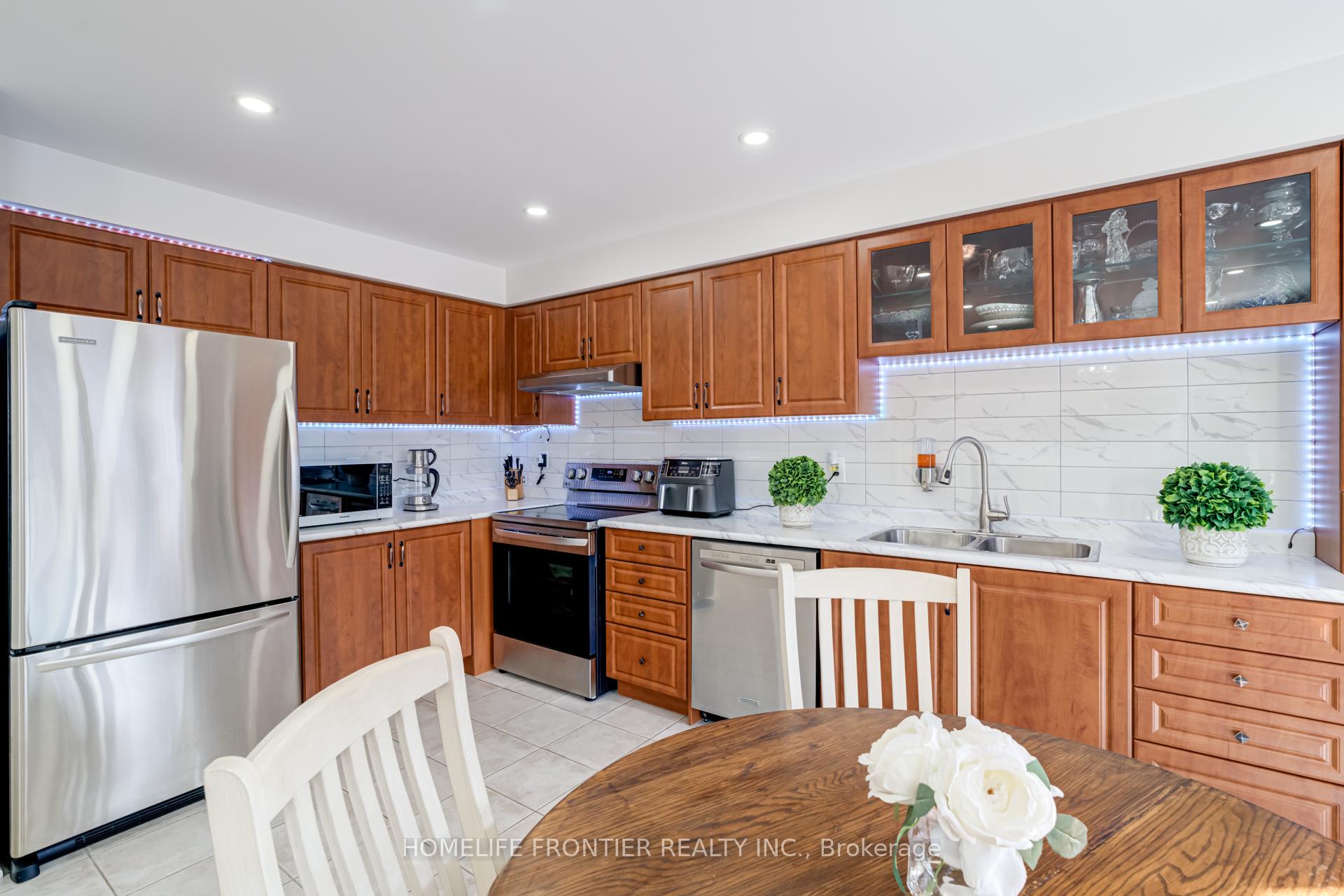 Photo 12 of 70 Starr Crescent, Aurora, Bayview Northeast — HOMEH