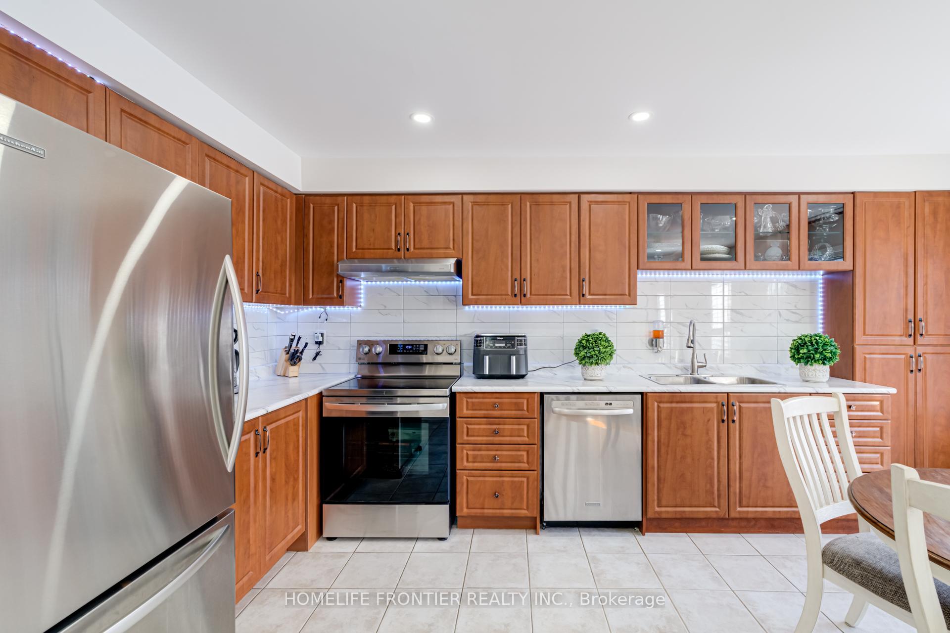 Photo 13 of 70 Starr Crescent, Aurora, Bayview Northeast — HOMEH