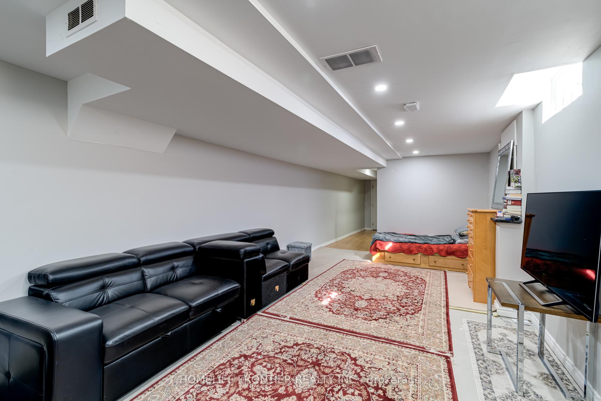 Photo 31 of 70 Starr Crescent, Aurora, Bayview Northeast — HOMEH