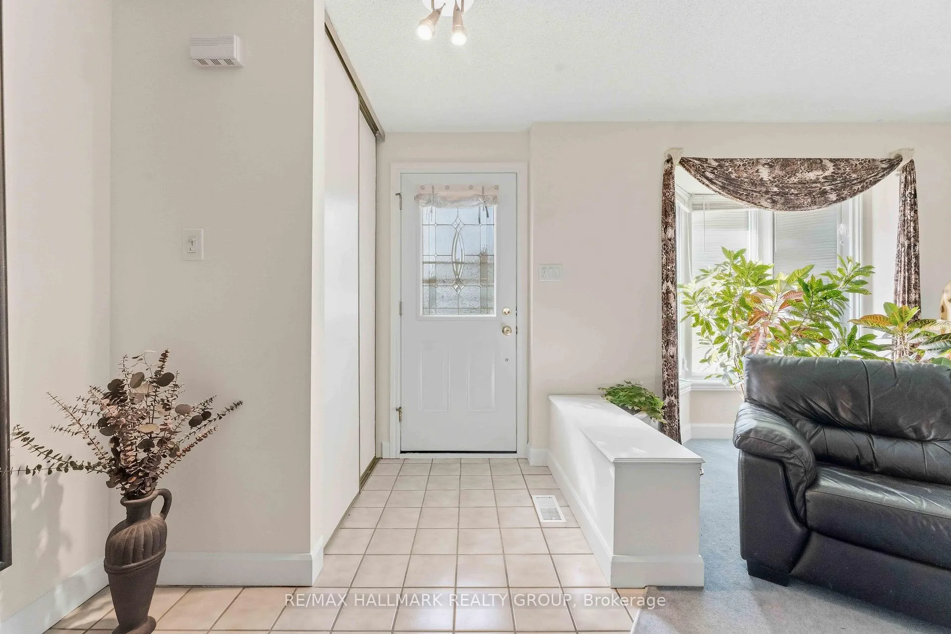 Photo 2 of 941 Cookshire Crescent, Ottawa, Fallingbrook/Ridgemount — HOMEH