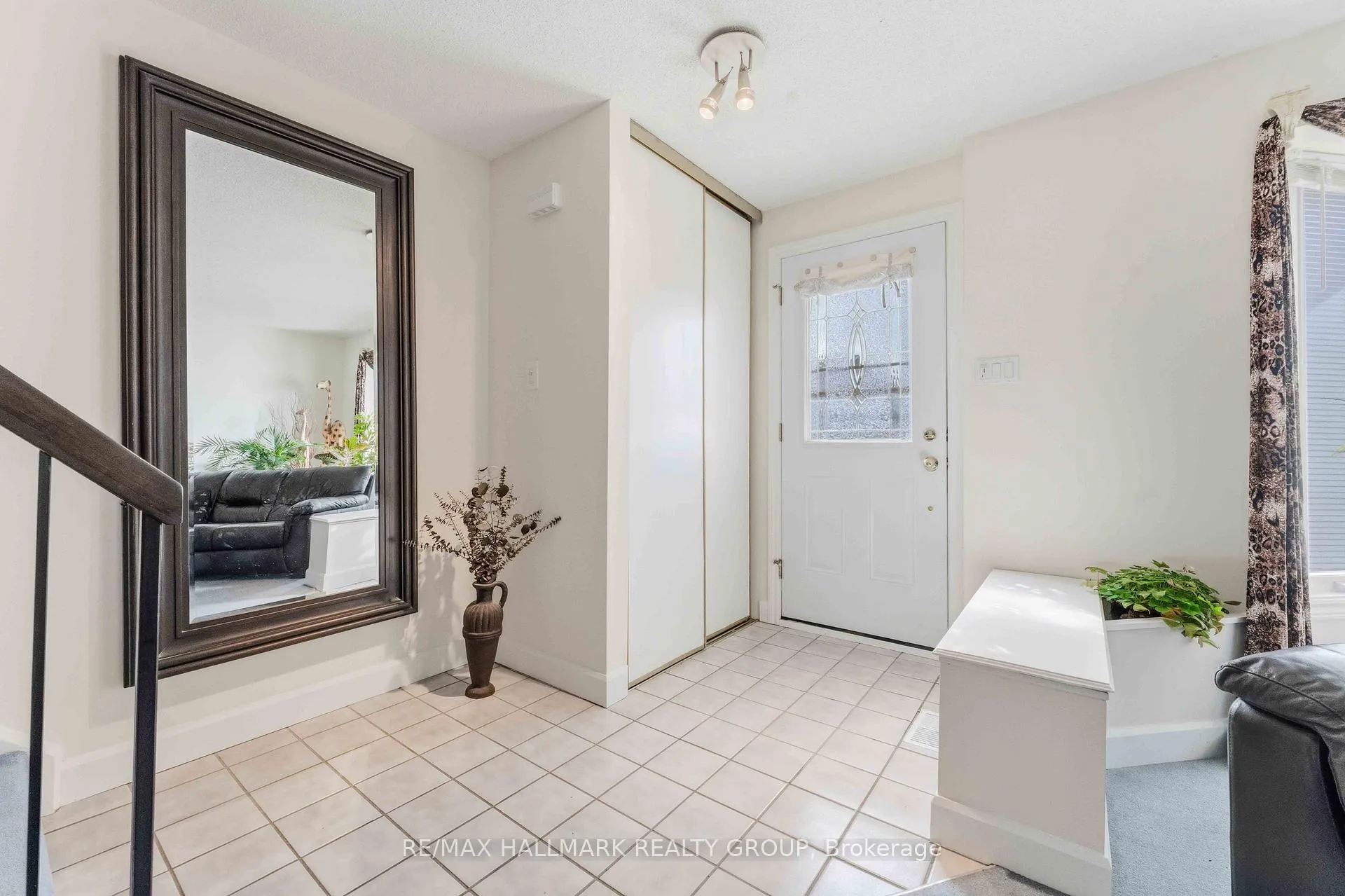 Photo 3 of 941 Cookshire Crescent, Ottawa, Fallingbrook/Ridgemount — HOMEH