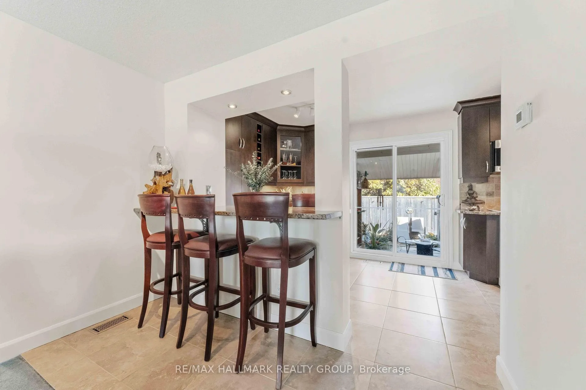 Photo 10 of 941 Cookshire Crescent, Ottawa, Fallingbrook/Ridgemount — HOMEH
