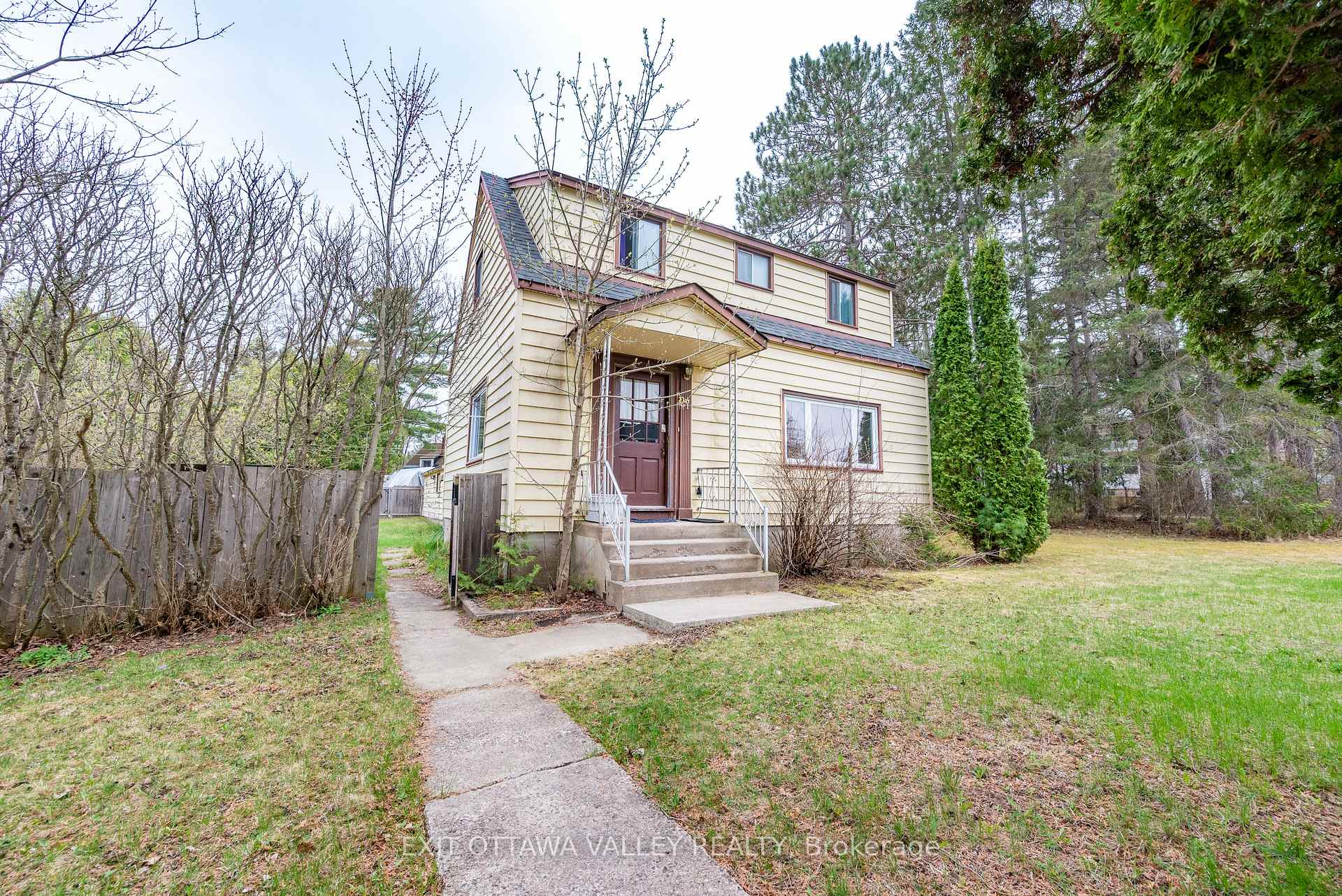 Photo 1 of 27 Laurentian Street, Deep River, Deep River — HOMEH