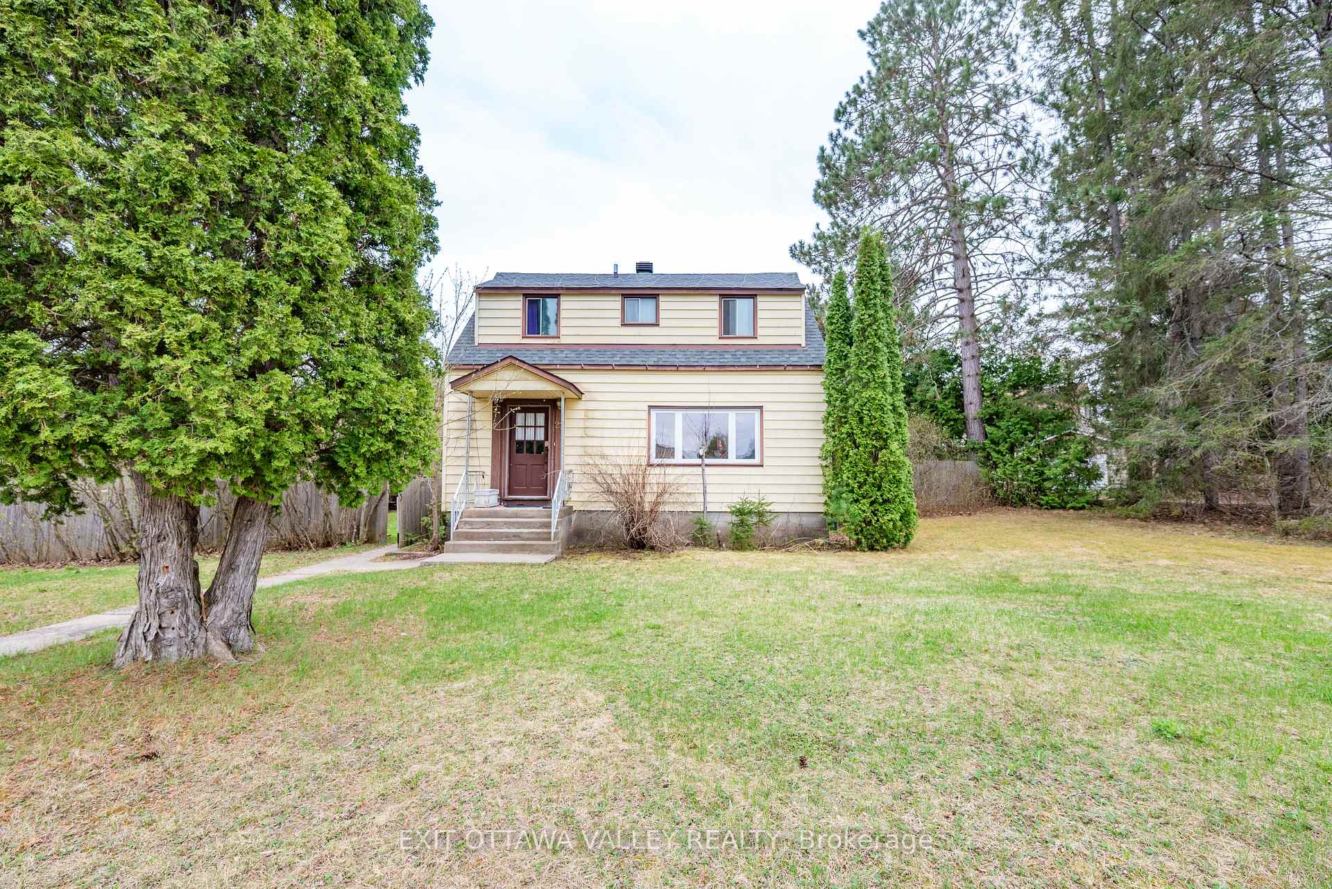 Photo 2 of 27 Laurentian Street, Deep River, Deep River — HOMEH