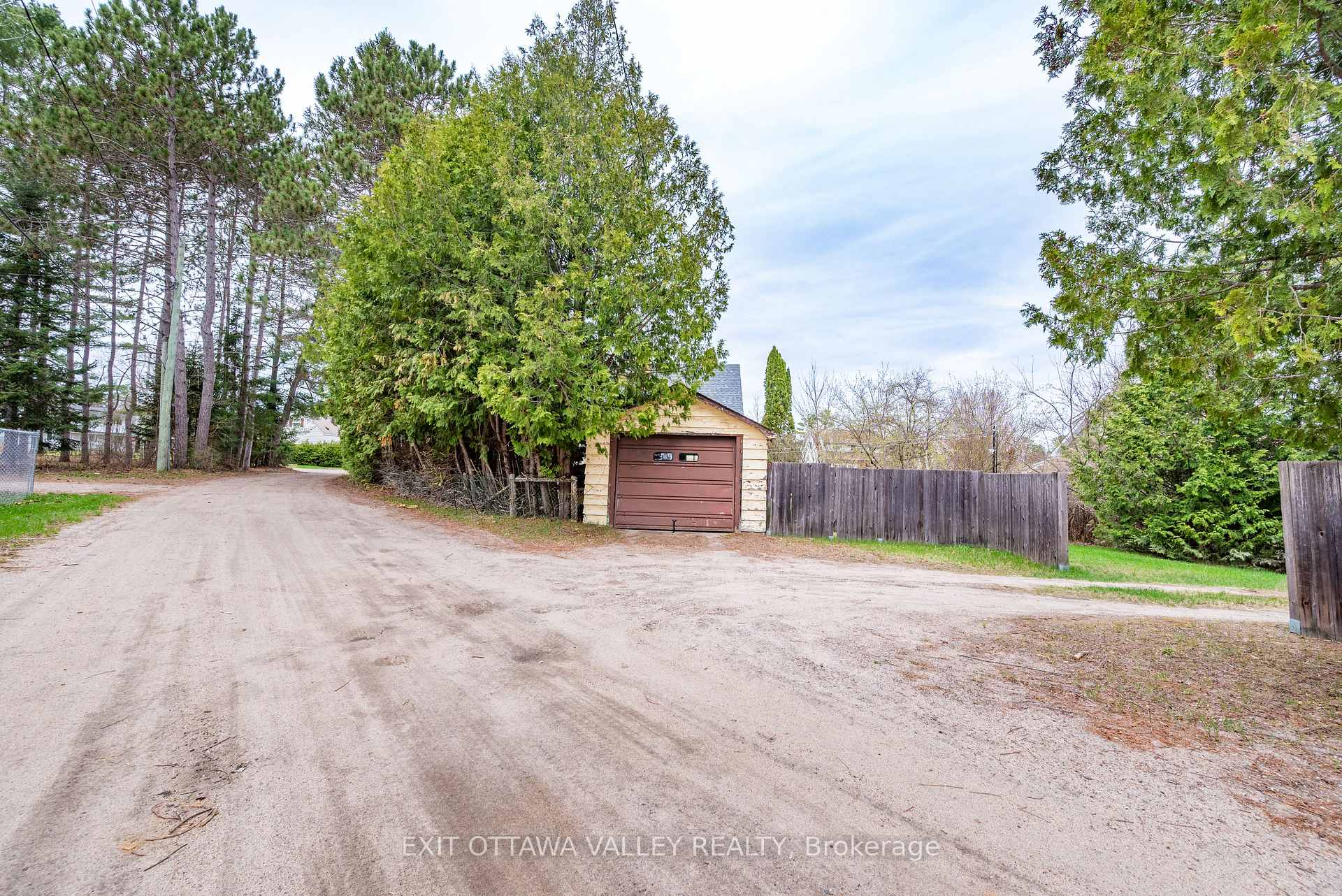 Photo 21 of 27 Laurentian Street, Deep River, Deep River — HOMEH