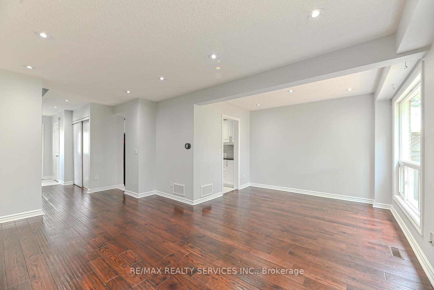 Photo 7 of Unit 6, 110 Heathcliffe Square, Brampton, Central Park — HOMEH