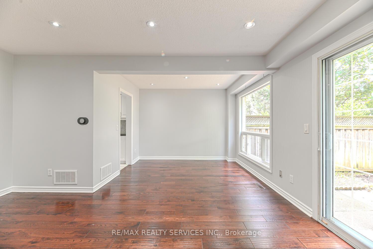Photo 5 of Unit 6, 110 Heathcliffe Square, Brampton, Central Park — HOMEH
