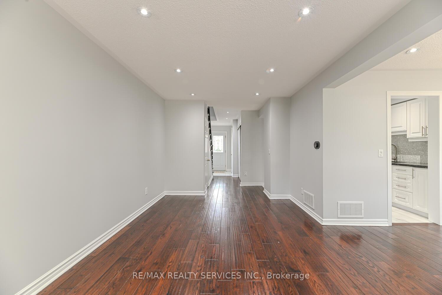 Photo 8 of Unit 6, 110 Heathcliffe Square, Brampton, Central Park — HOMEH