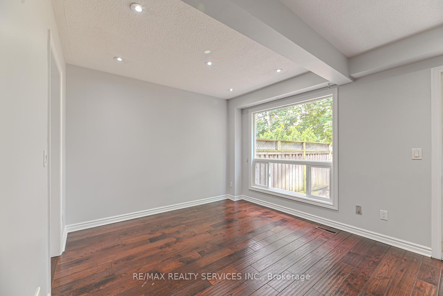 Photo 6 of Unit 6, 110 Heathcliffe Square, Brampton, Central Park — HOMEH