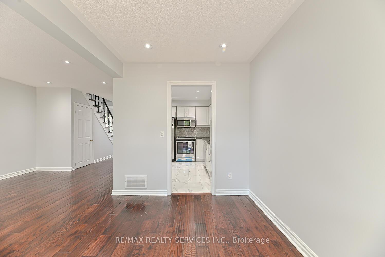 Photo 9 of Unit 6, 110 Heathcliffe Square, Brampton, Central Park — HOMEH