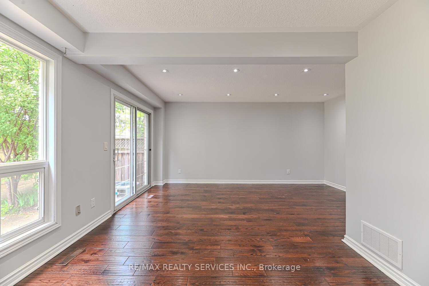 Photo 2 of Unit 6, 110 Heathcliffe Square, Brampton, Central Park — HOMEH