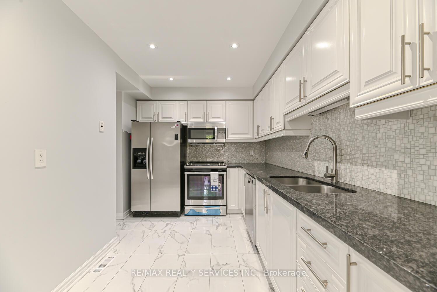 Photo 18 of Unit 6, 110 Heathcliffe Square, Brampton, Central Park — HOMEH
