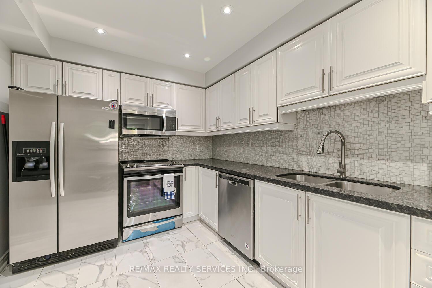 Photo 15 of Unit 6, 110 Heathcliffe Square, Brampton, Central Park — HOMEH
