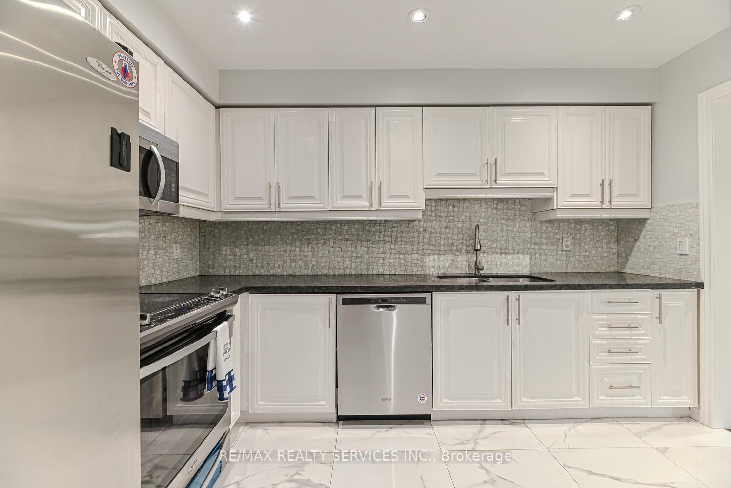 Photo 11 of Unit 6, 110 Heathcliffe Square, Brampton, Central Park — HOMEH