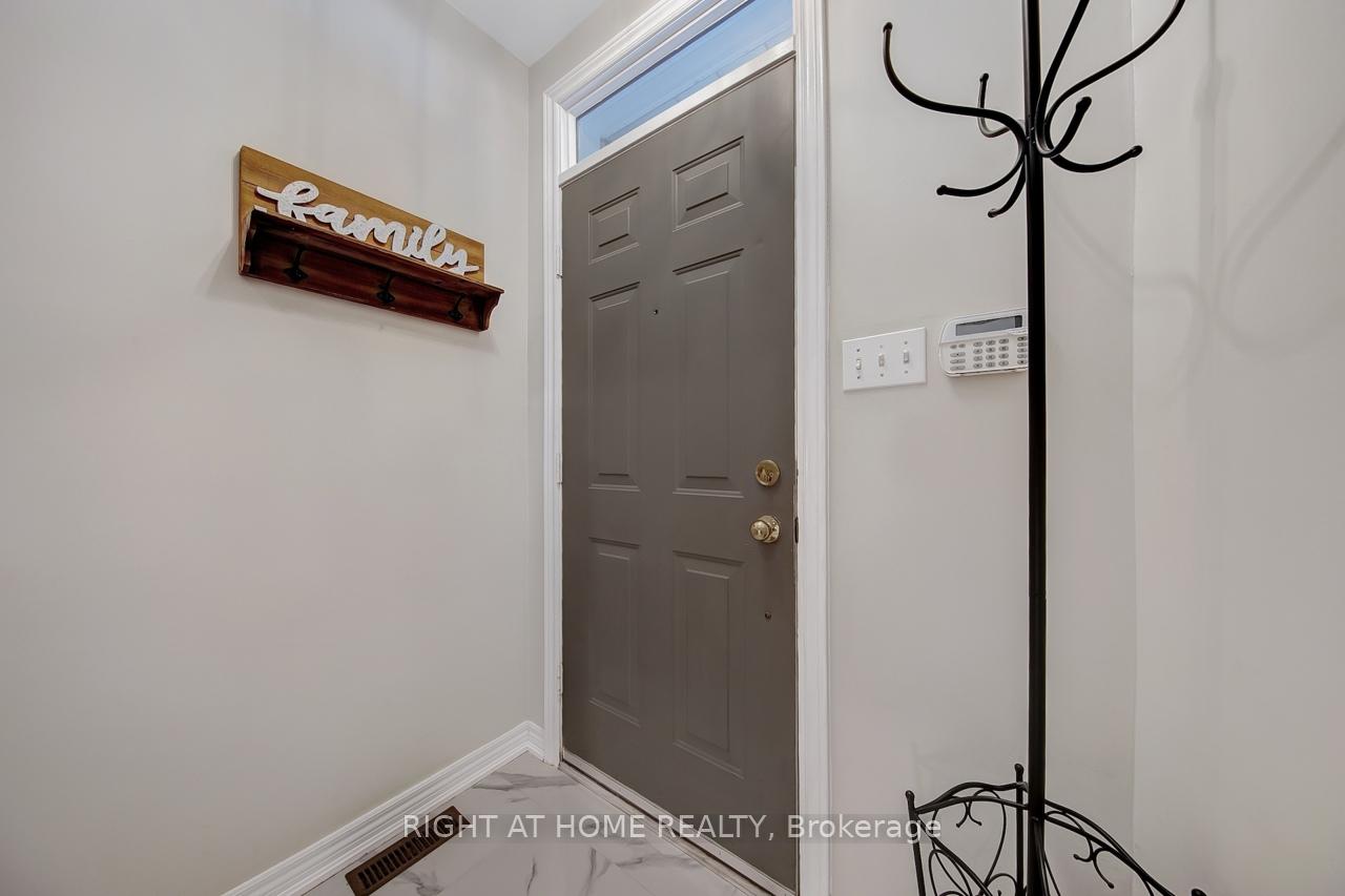Photo 3 of 23 Michael Way, Markham, Buttonville — HOMEH