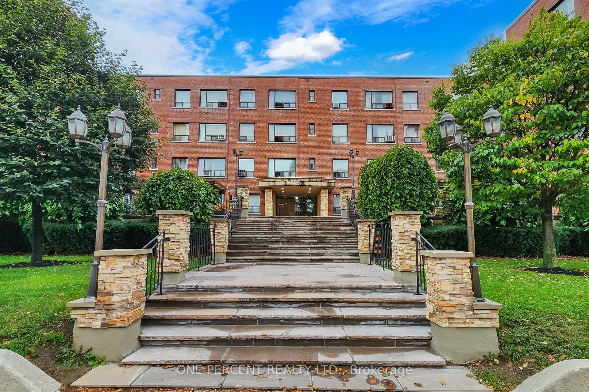 Photo 2 of Unit 206, 2550 Bathurst Street, Toronto, Forest Hill North — HOMEH