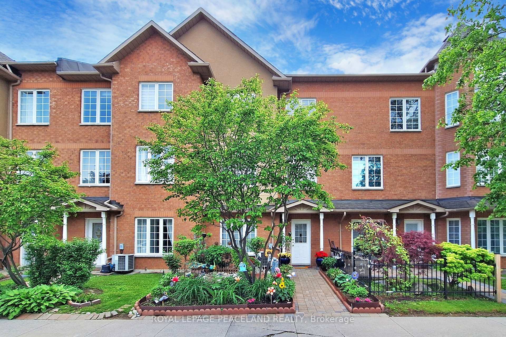 Photo 2 of Unit 3, 15 St Moritz Way, Markham, Unionville — HOMEH
