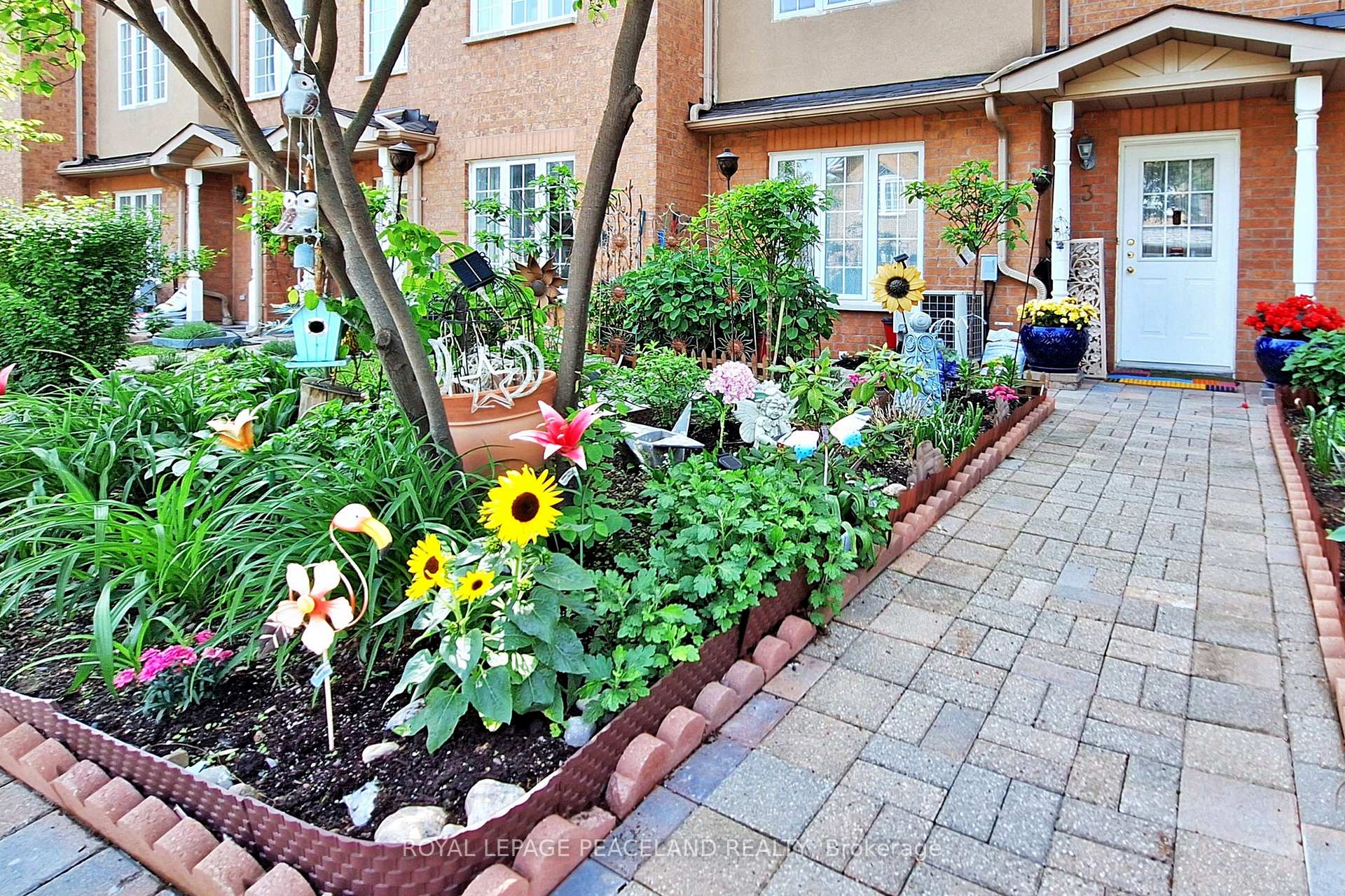 Photo 4 of Unit 3, 15 St Moritz Way, Markham, Unionville — HOMEH