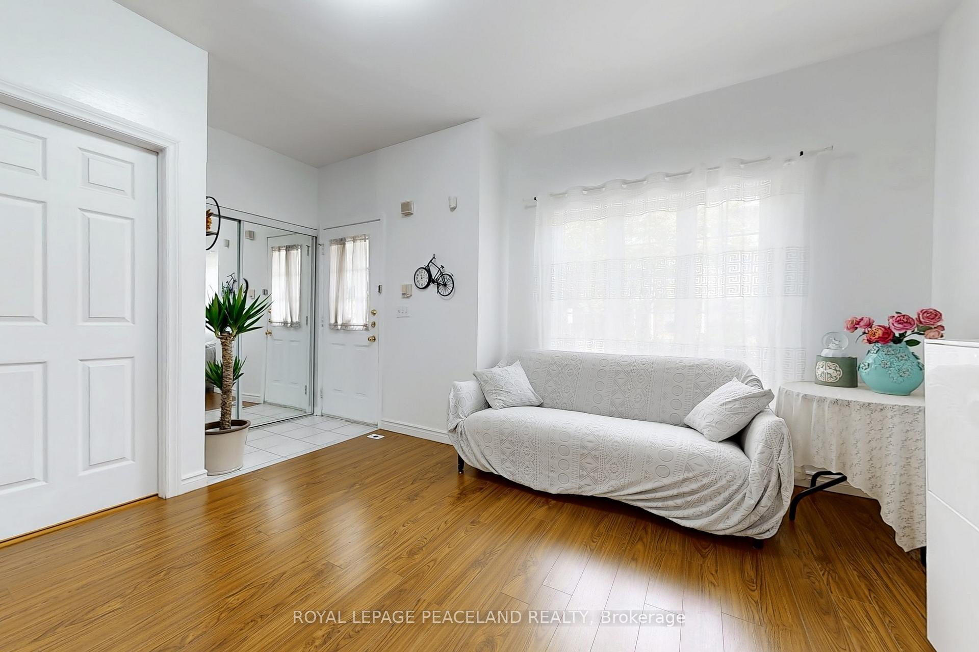 Photo 5 of Unit 3, 15 St Moritz Way, Markham, Unionville — HOMEH