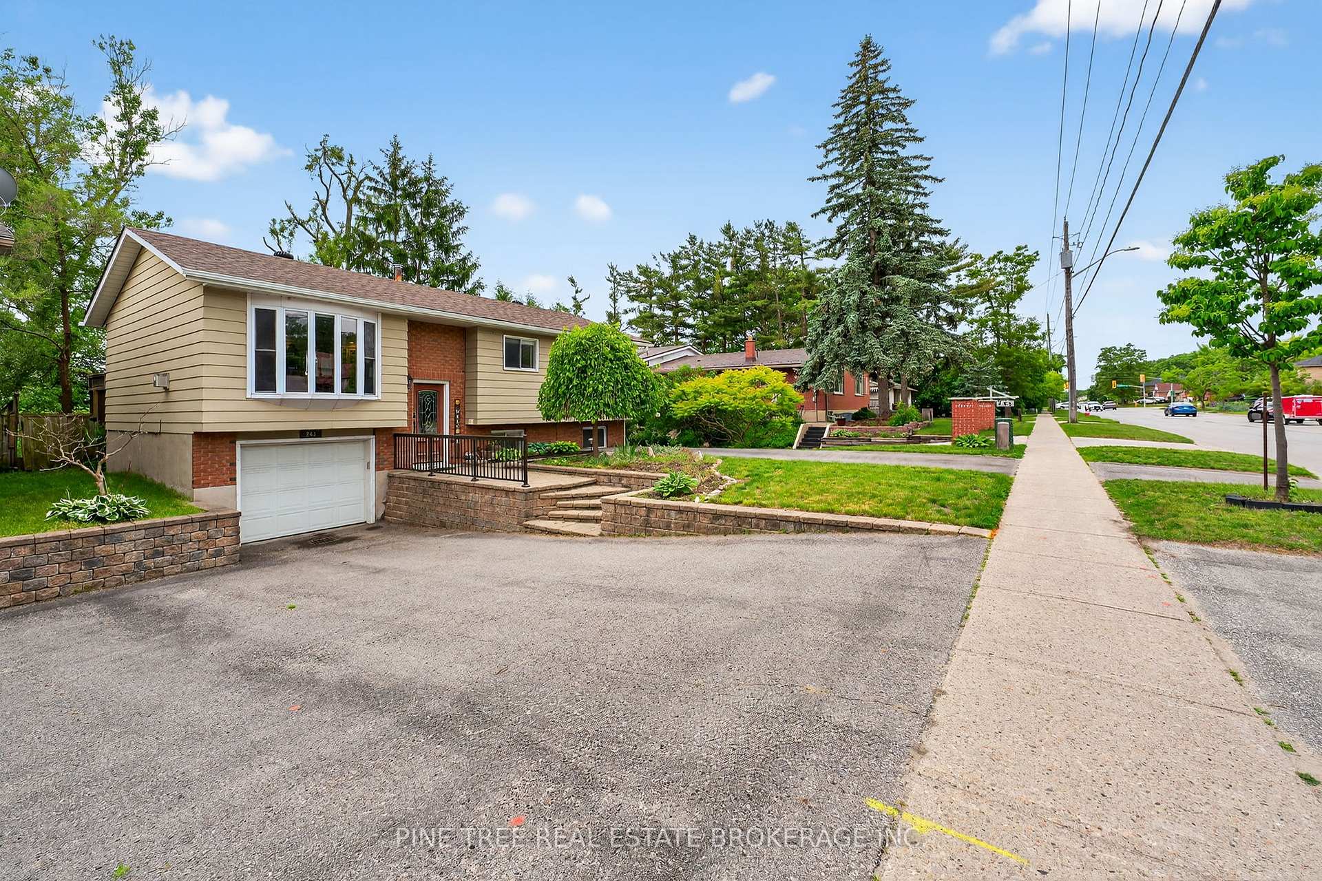 Photo 2 of 261 Edgehill Drive, Barrie, 400 West — HOMEH