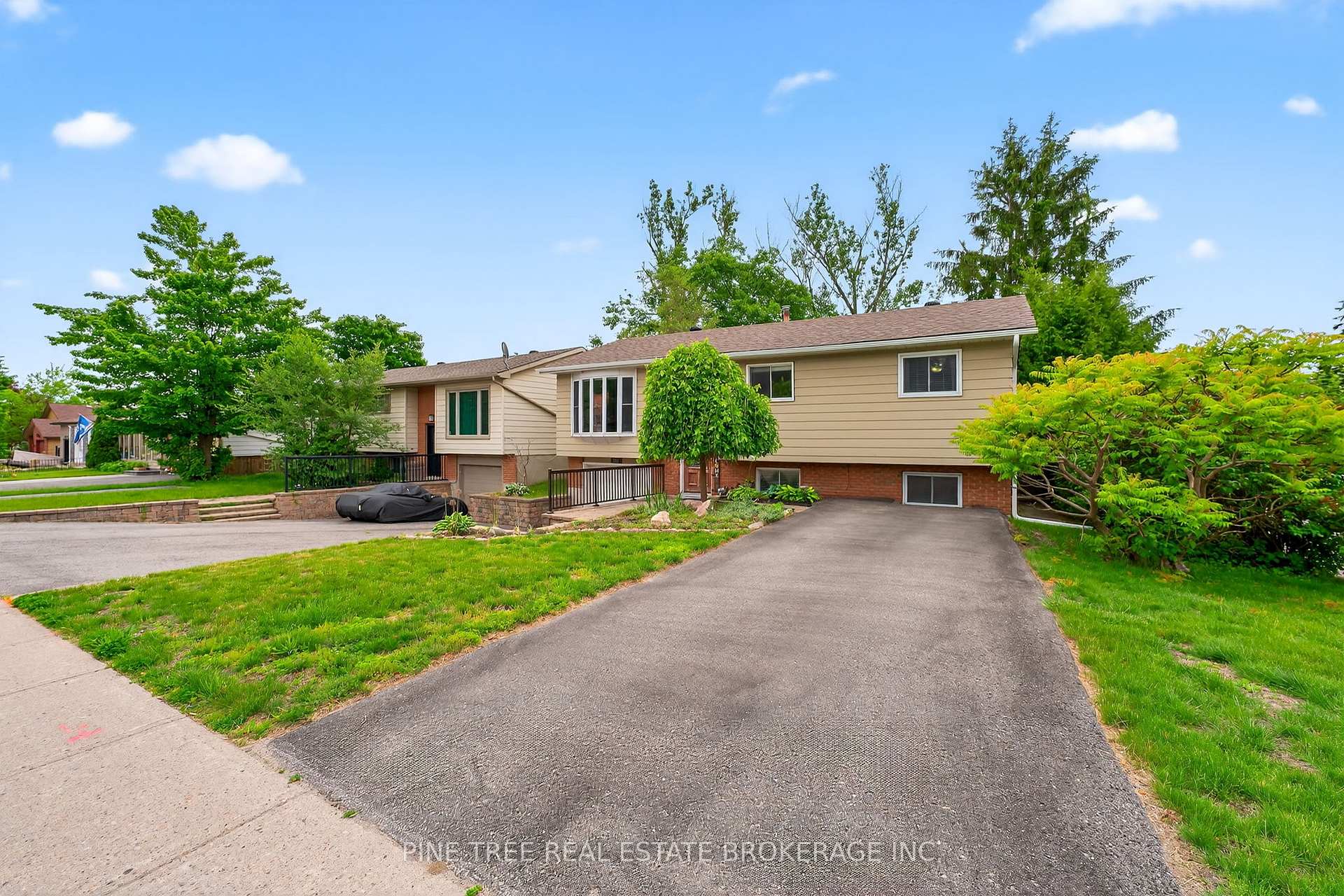 Photo 3 of 261 Edgehill Drive, Barrie, 400 West — HOMEH