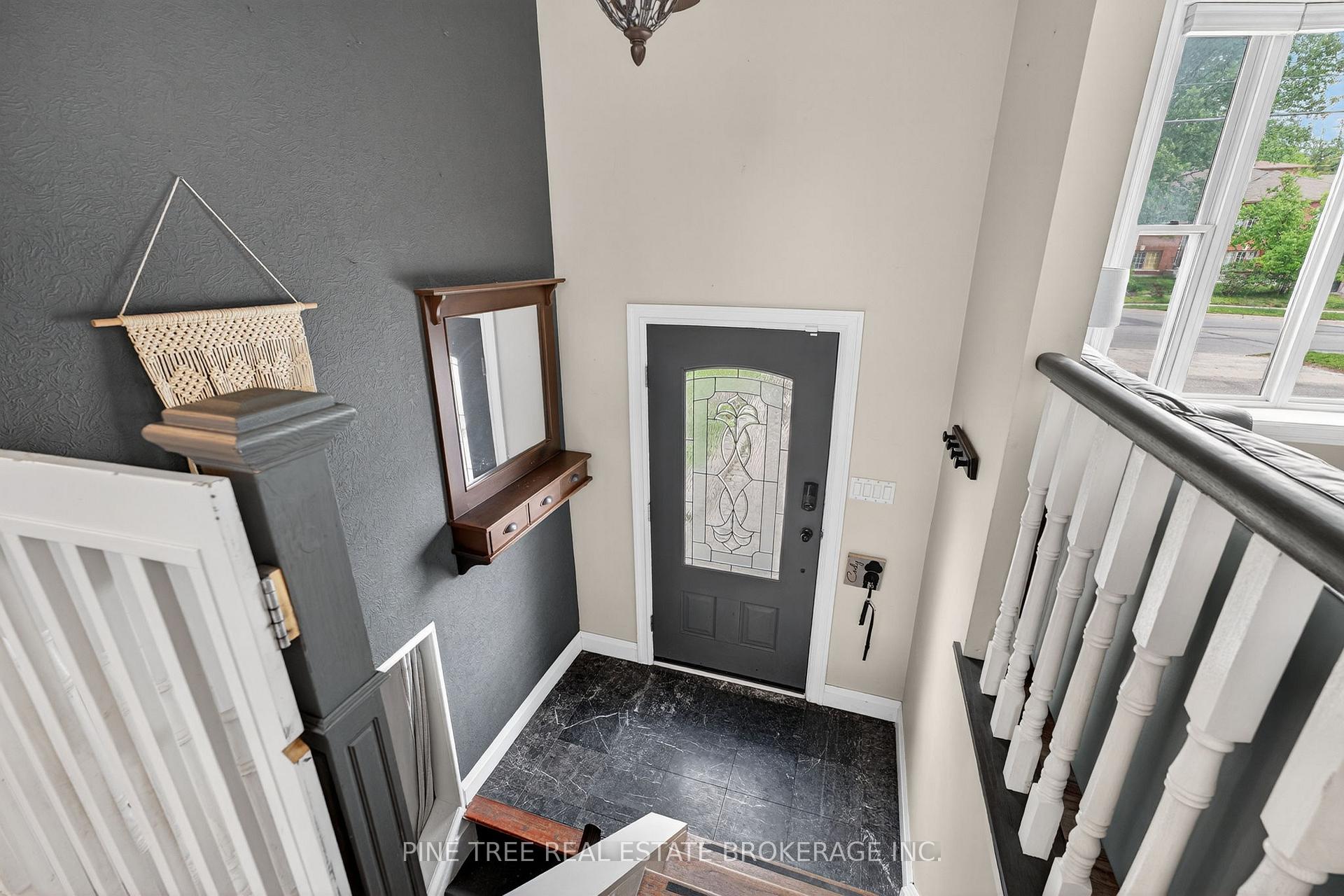 Photo 4 of 261 Edgehill Drive, Barrie, 400 West — HOMEH