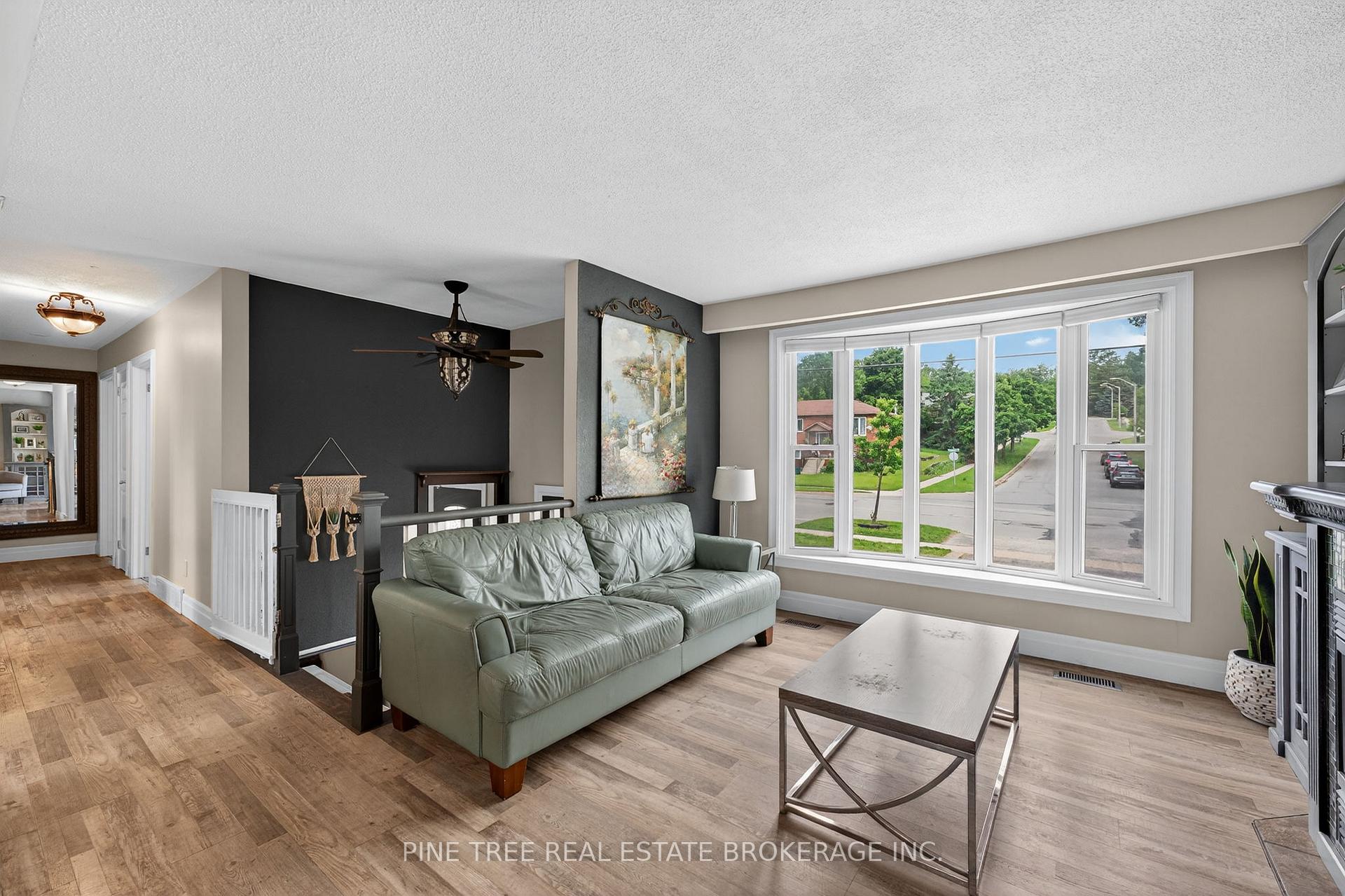 Photo 8 of 261 Edgehill Drive, Barrie, 400 West — HOMEH