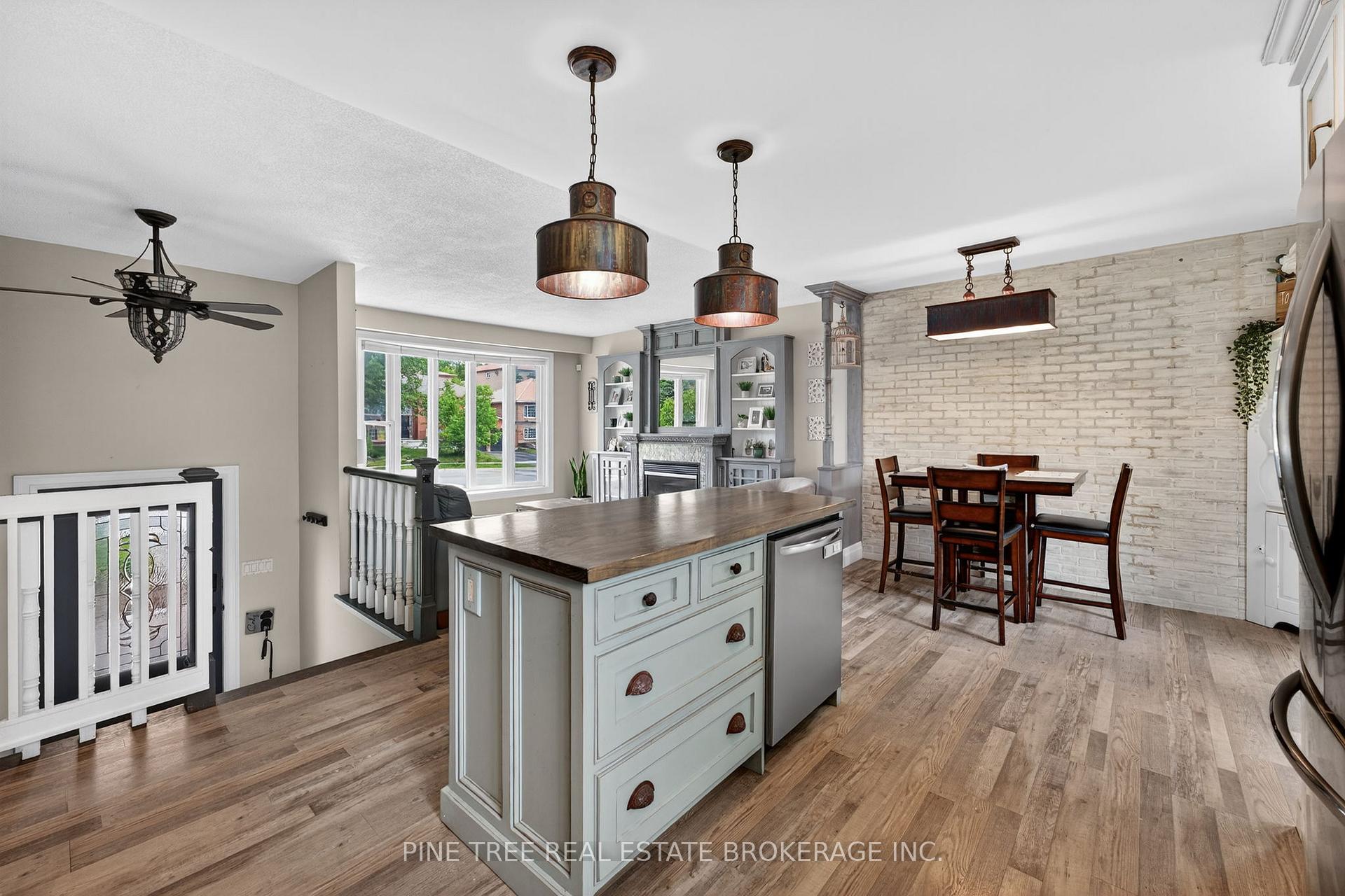 Photo 12 of 261 Edgehill Drive, Barrie, 400 West — HOMEH