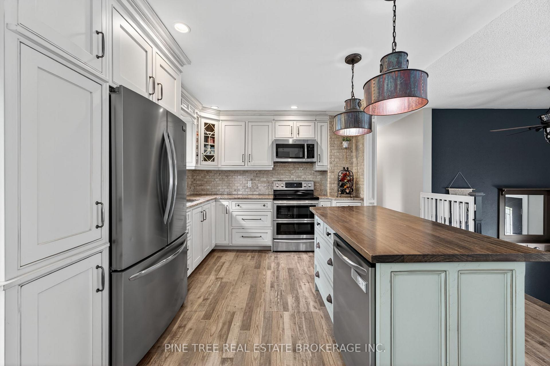 Photo 13 of 261 Edgehill Drive, Barrie, 400 West — HOMEH