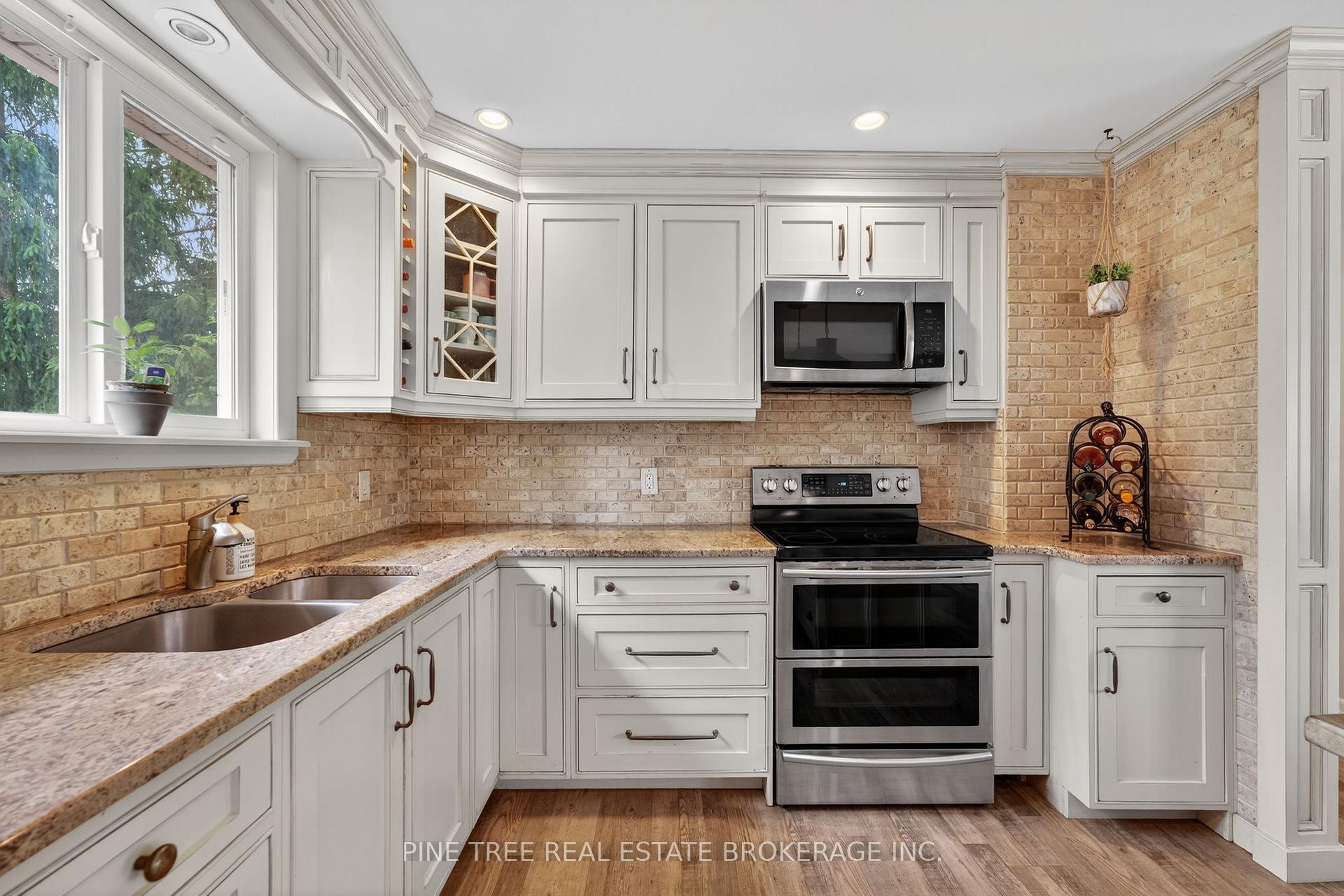 Photo 14 of 261 Edgehill Drive, Barrie, 400 West — HOMEH