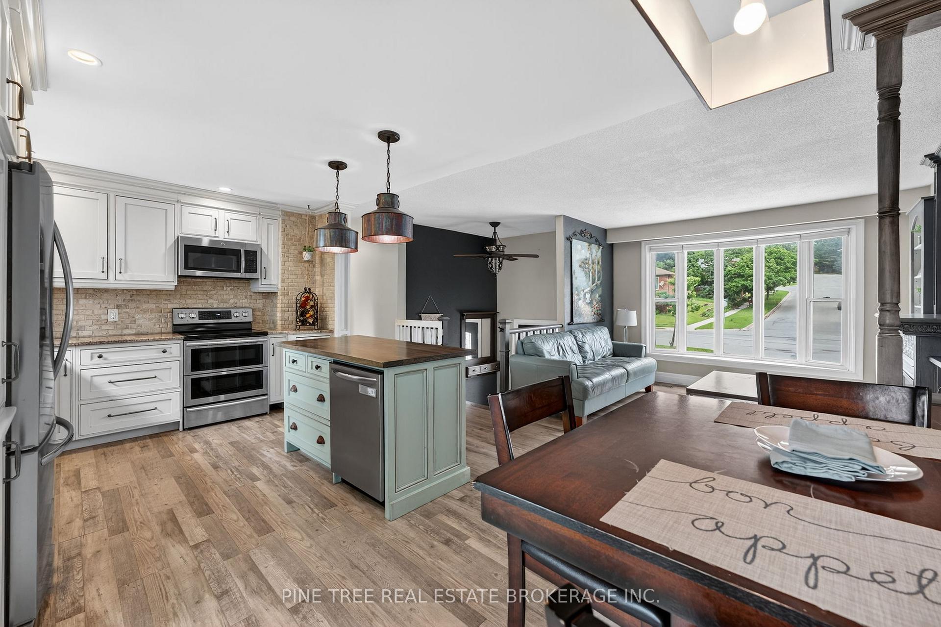 Photo 17 of 261 Edgehill Drive, Barrie, 400 West — HOMEH