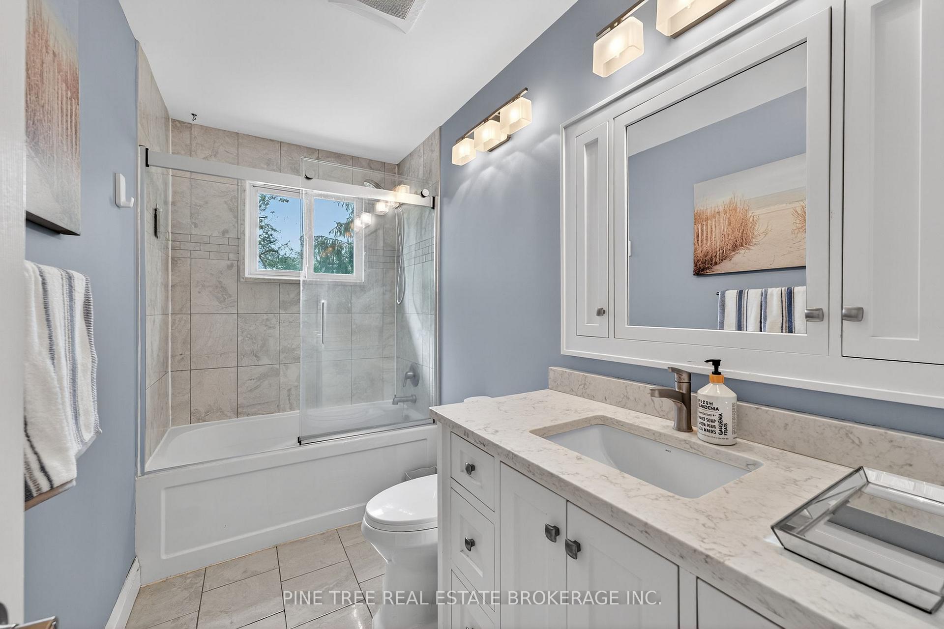Photo 18 of 261 Edgehill Drive, Barrie, 400 West — HOMEH