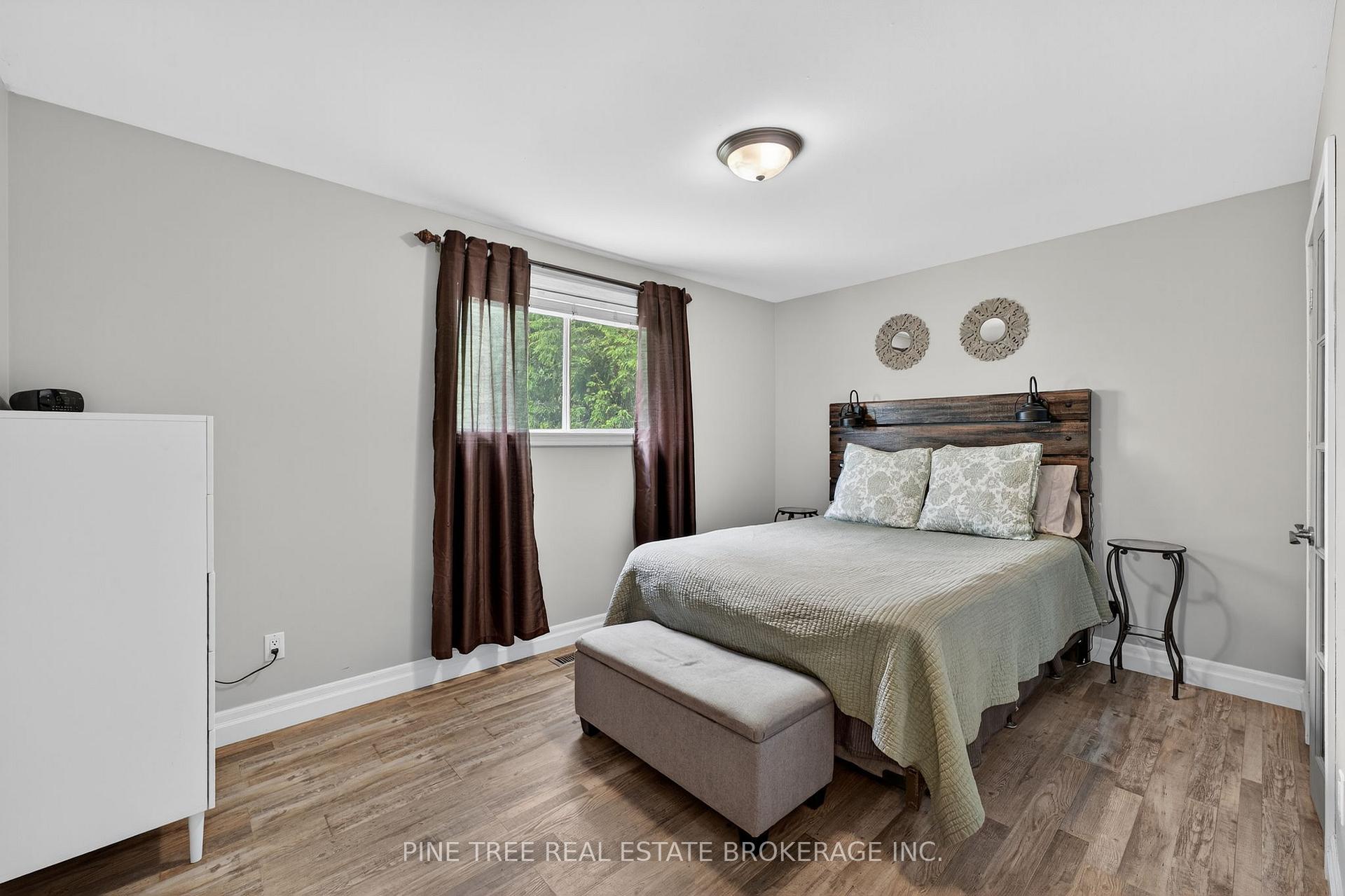 Photo 21 of 261 Edgehill Drive, Barrie, 400 West — HOMEH