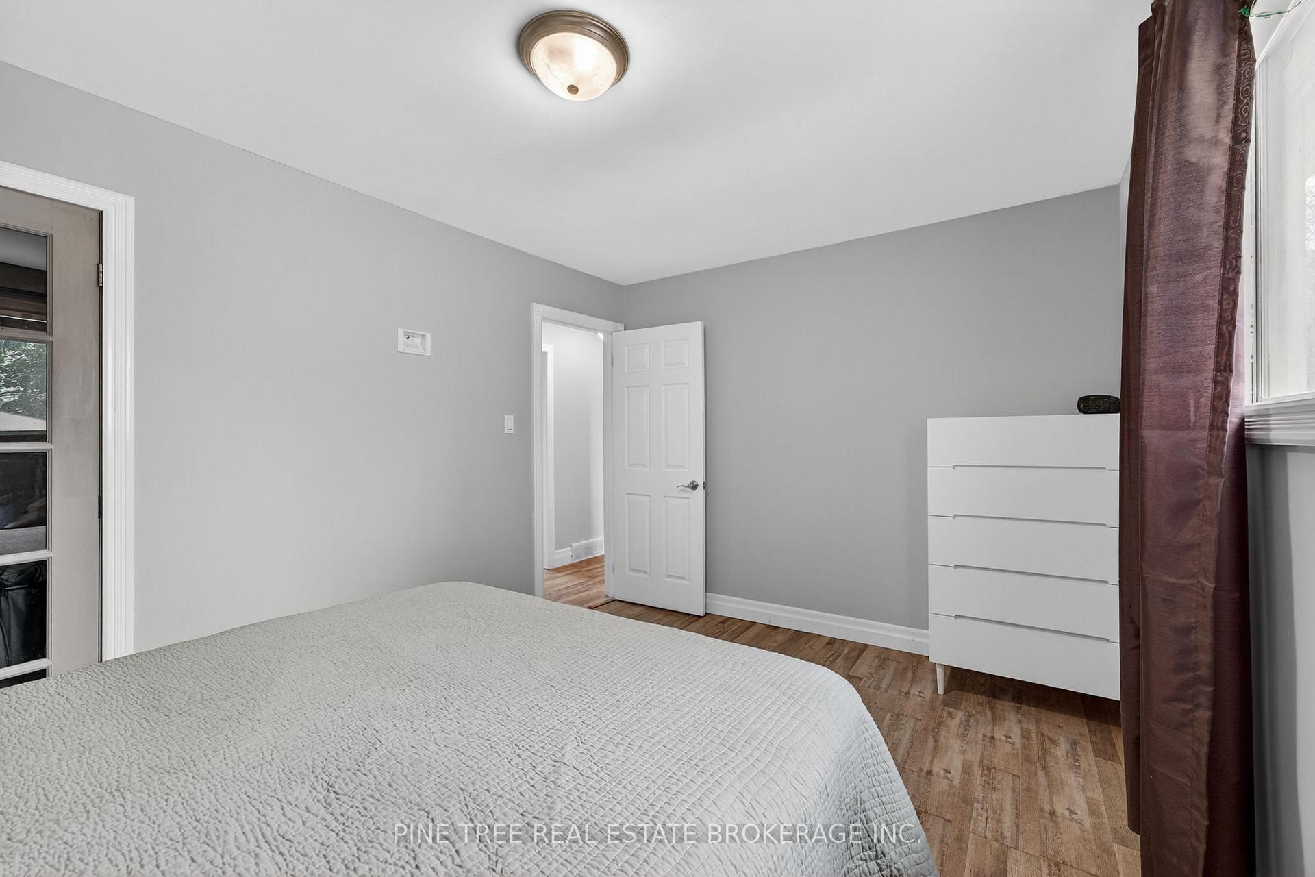Photo 23 of 261 Edgehill Drive, Barrie, 400 West — HOMEH