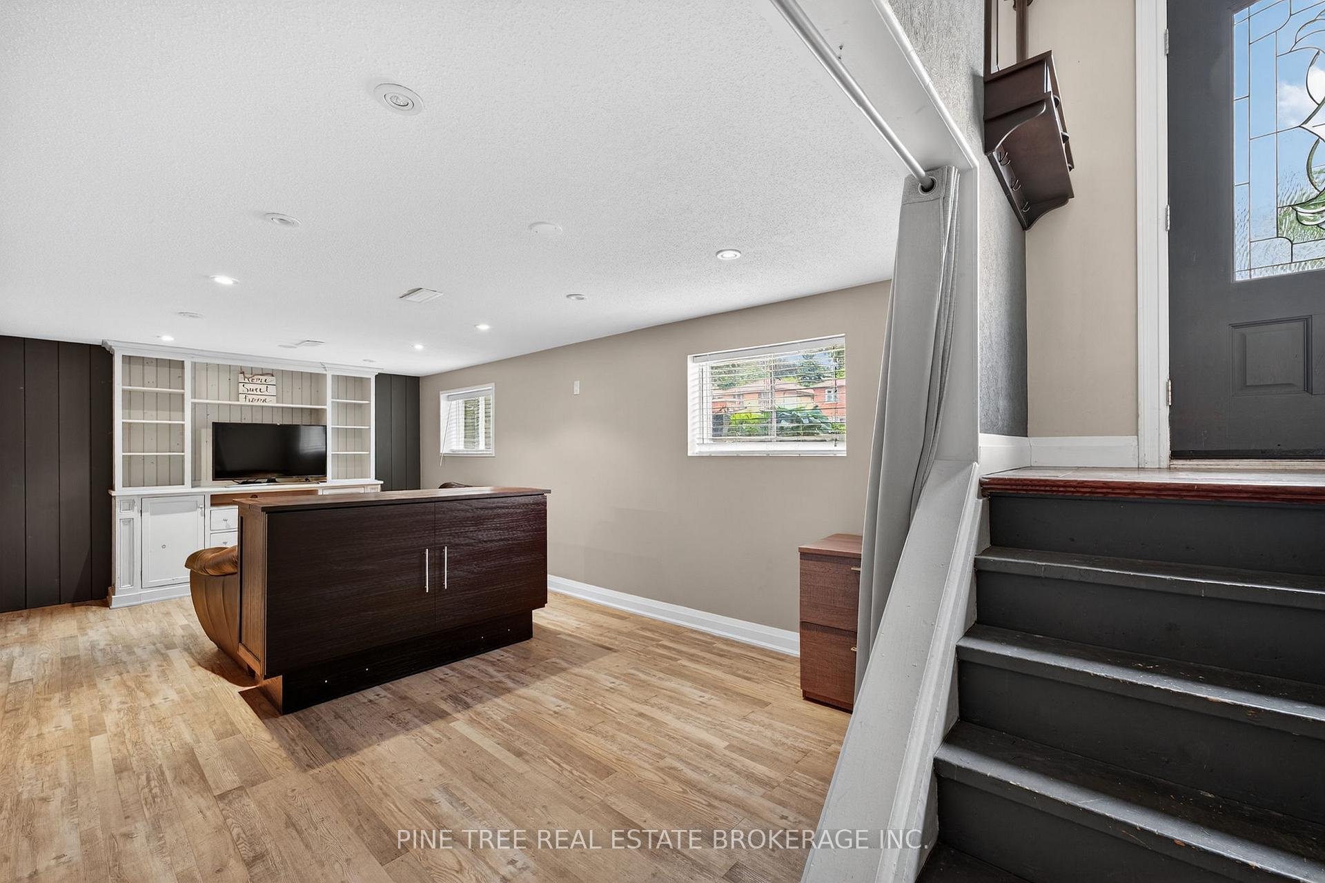 Photo 26 of 261 Edgehill Drive, Barrie, 400 West — HOMEH