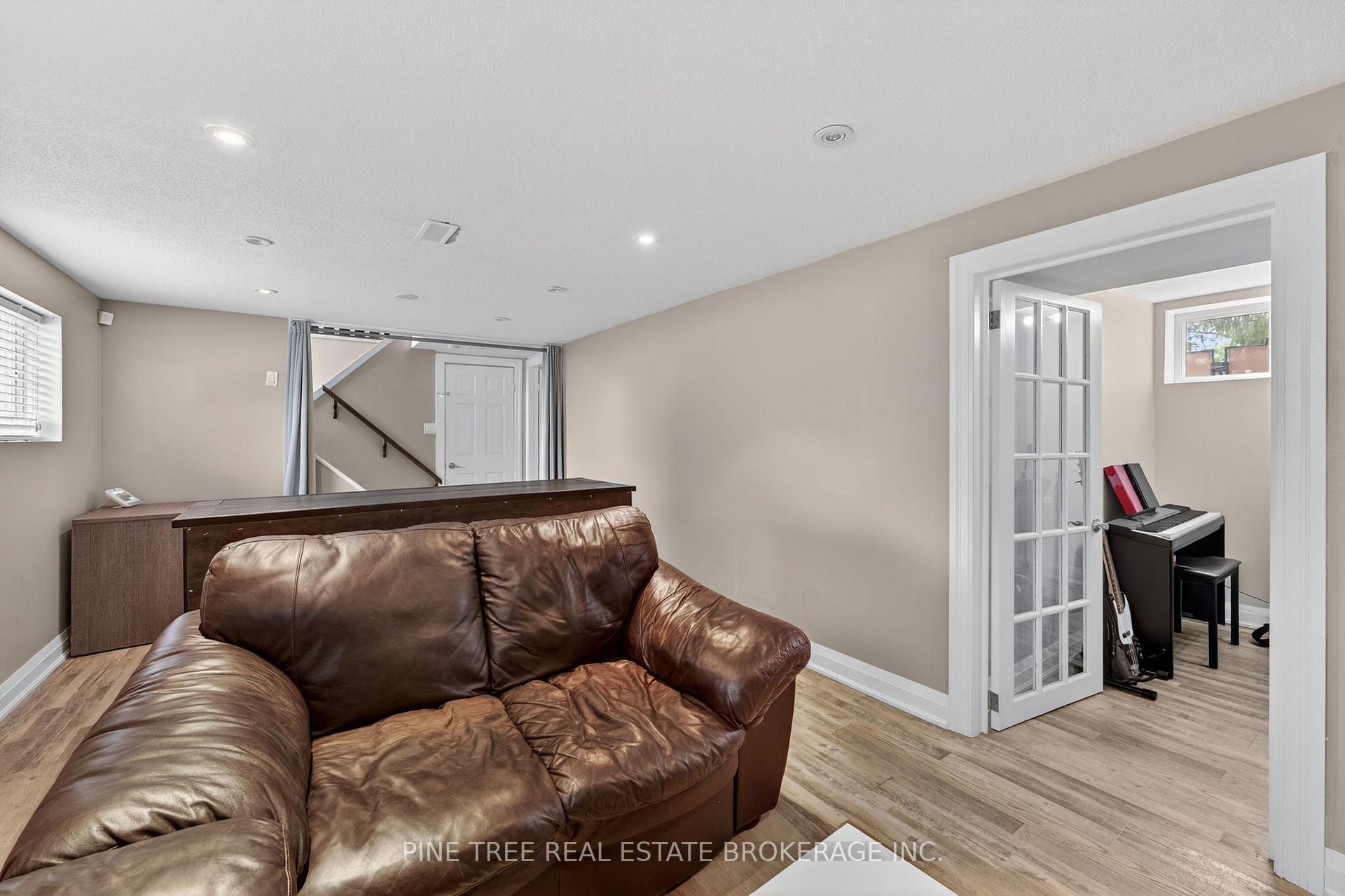 Photo 28 of 261 Edgehill Drive, Barrie, 400 West — HOMEH