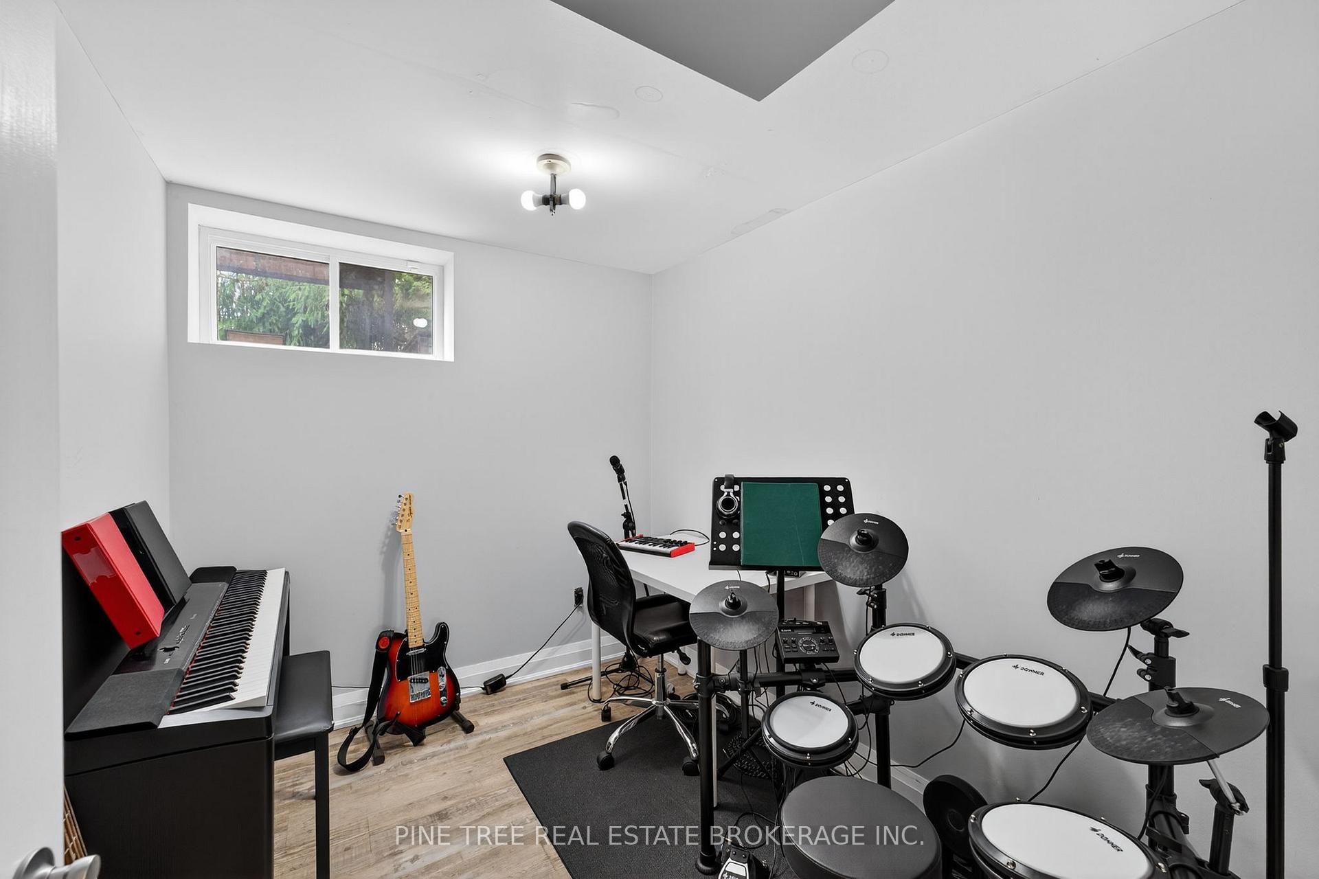 Photo 29 of 261 Edgehill Drive, Barrie, 400 West — HOMEH