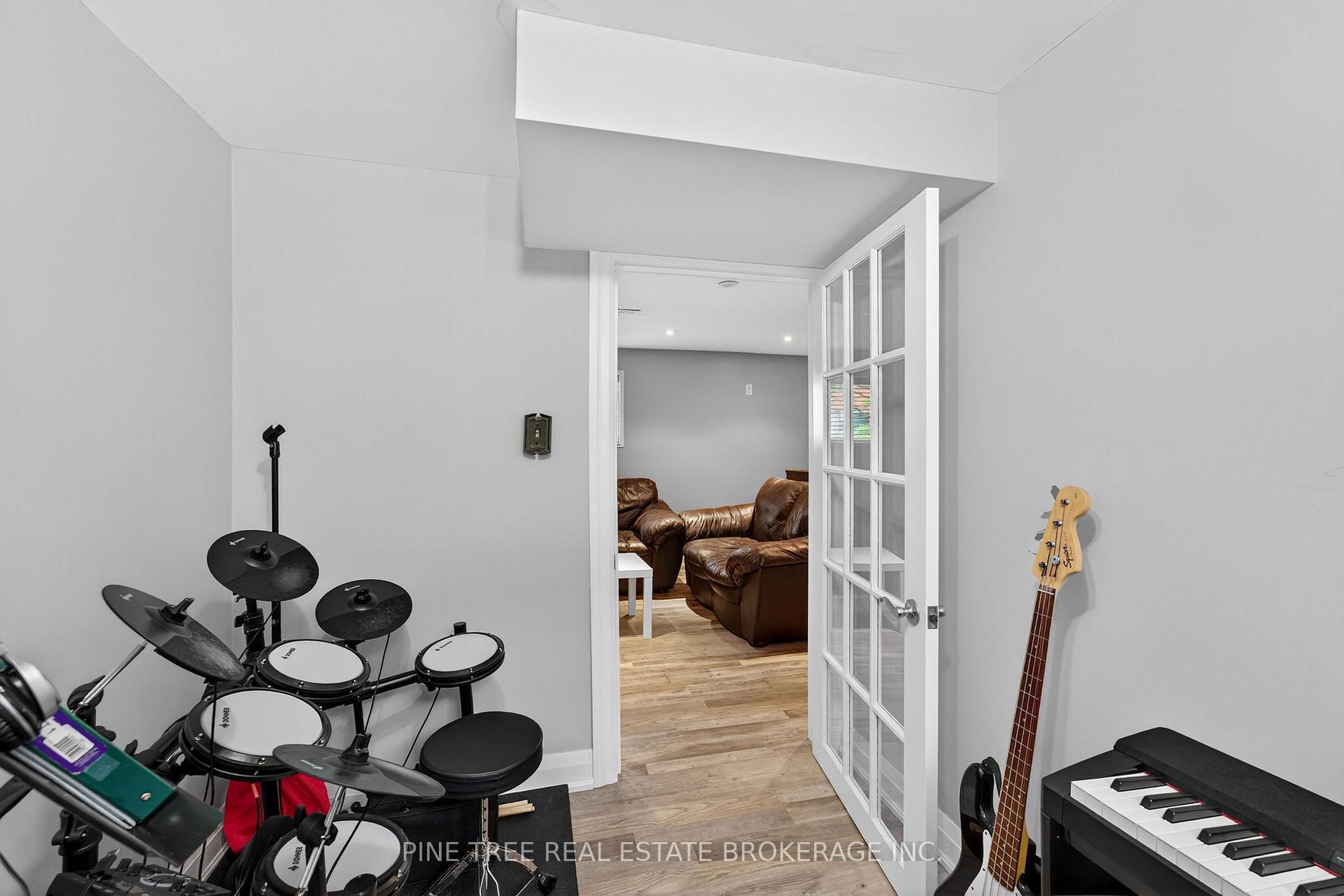 Photo 30 of 261 Edgehill Drive, Barrie, 400 West — HOMEH