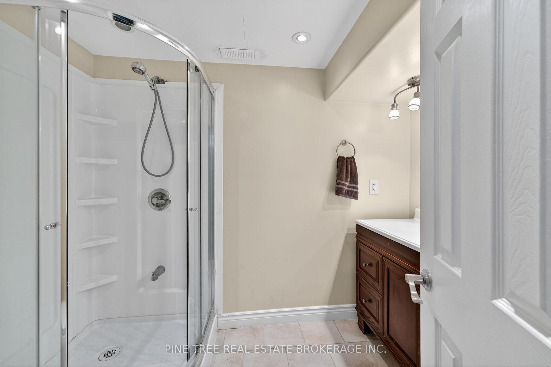 Photo 33 of 261 Edgehill Drive, Barrie, 400 West — HOMEH