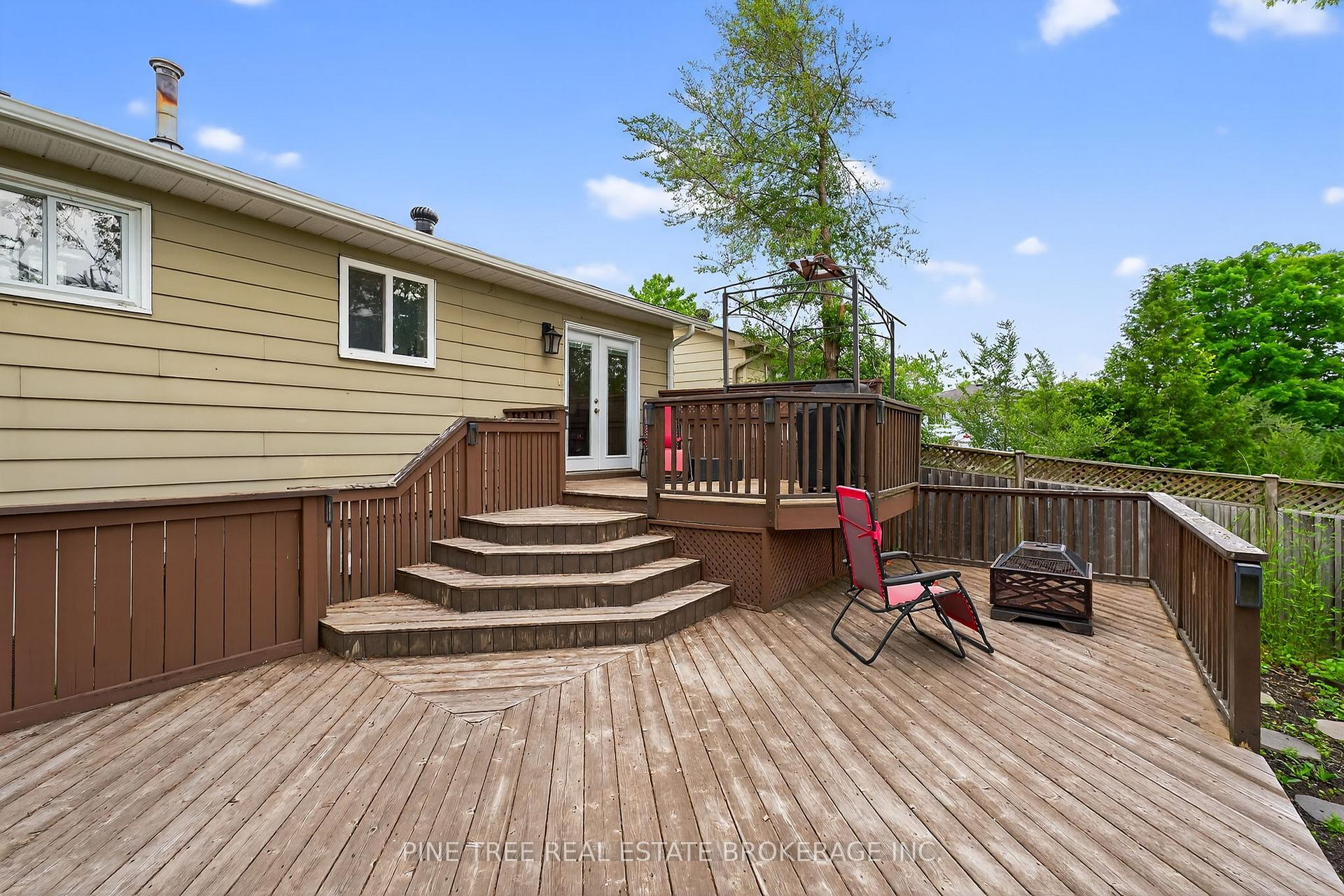 Photo 38 of 261 Edgehill Drive, Barrie, 400 West — HOMEH