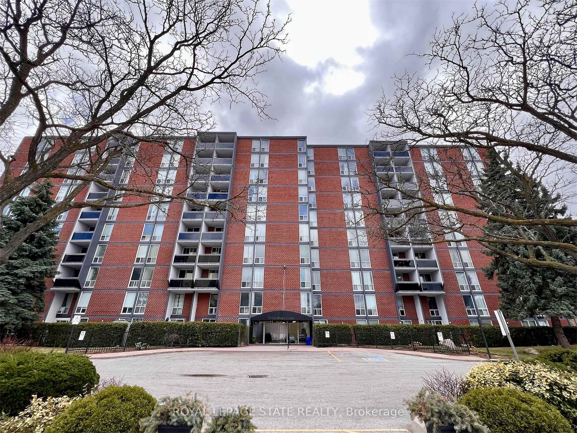 Front of Unit 808, 75 Glenburn Court